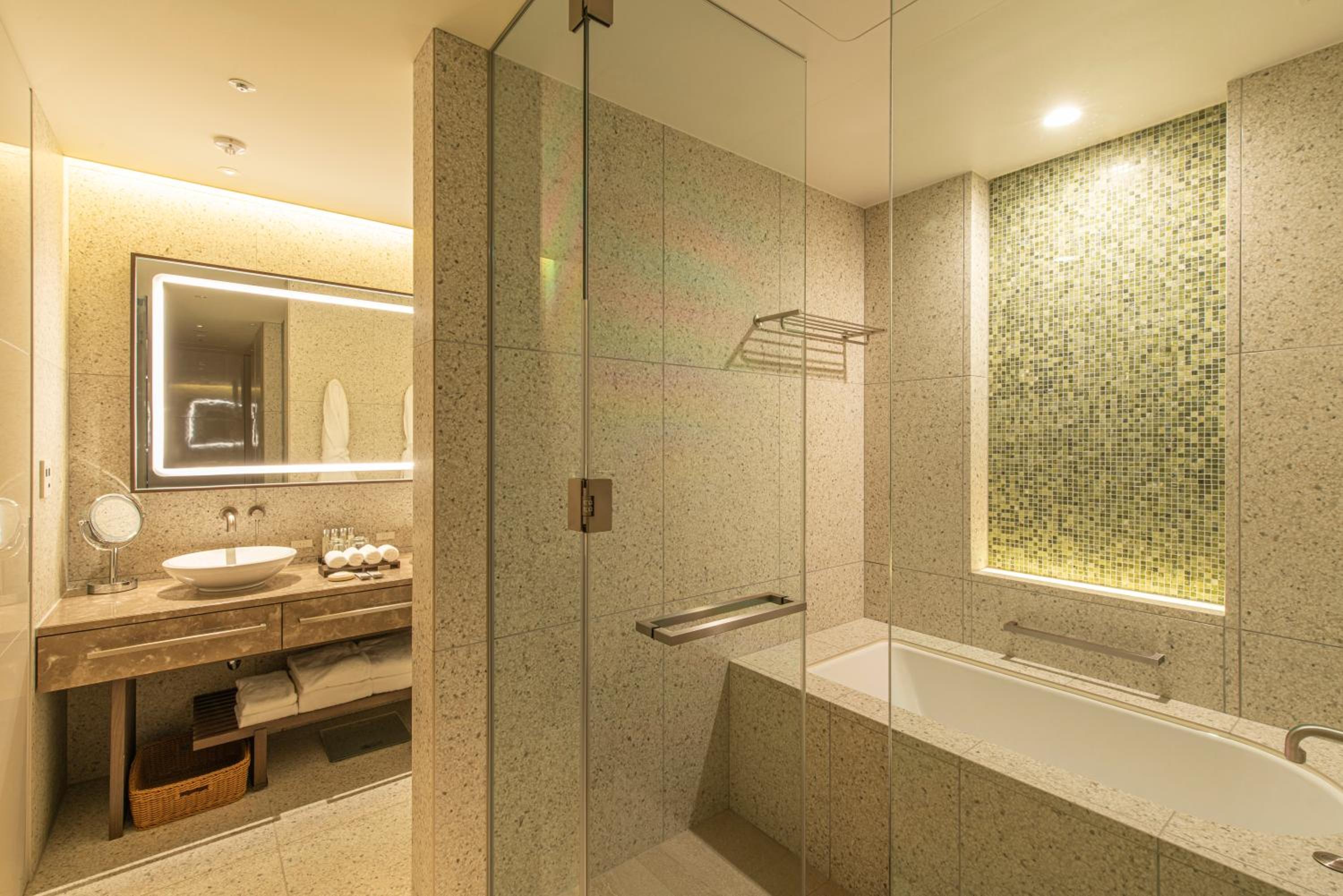 Standard Corner King Room with Free Lounge Access photo 3