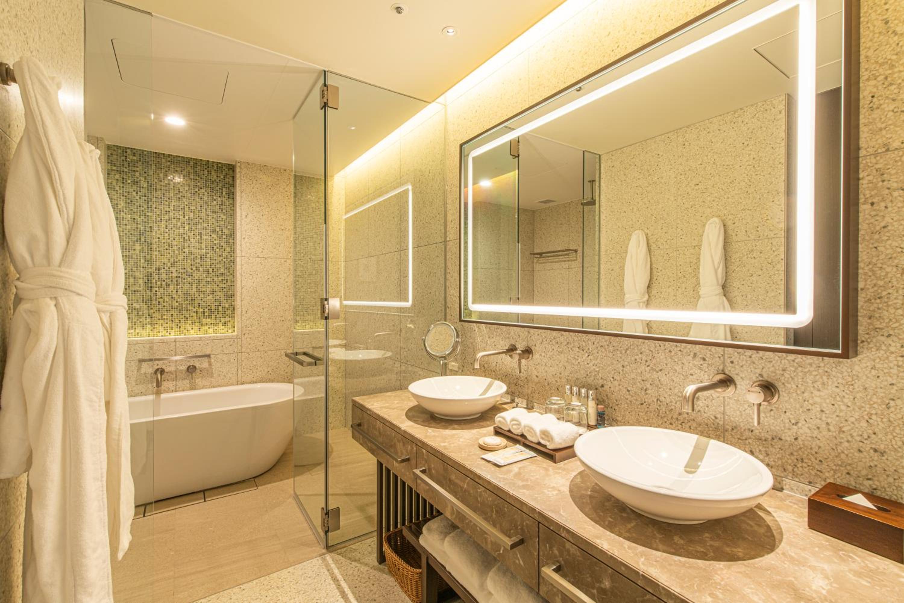 Deluxe King Room with Free Lounge Access - Photo 4