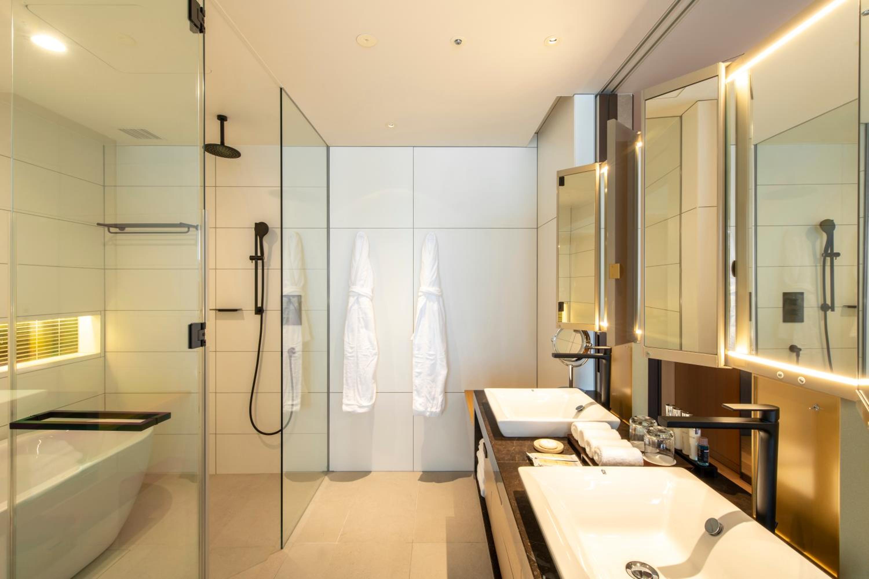 Executive Twin Room with Free Lounge Access - Photo 3
