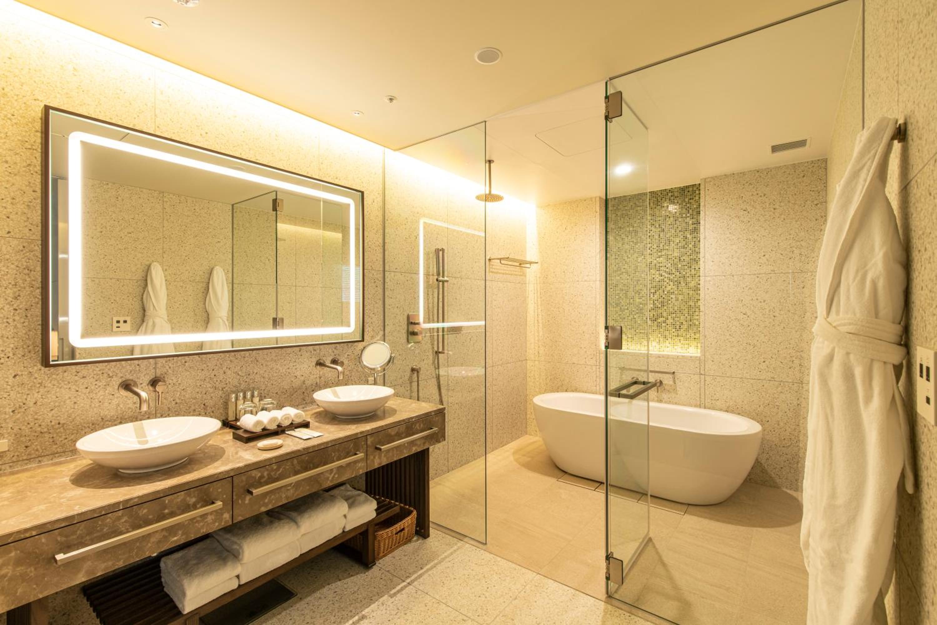 Premium King Room with Free Lounge Access photo 2