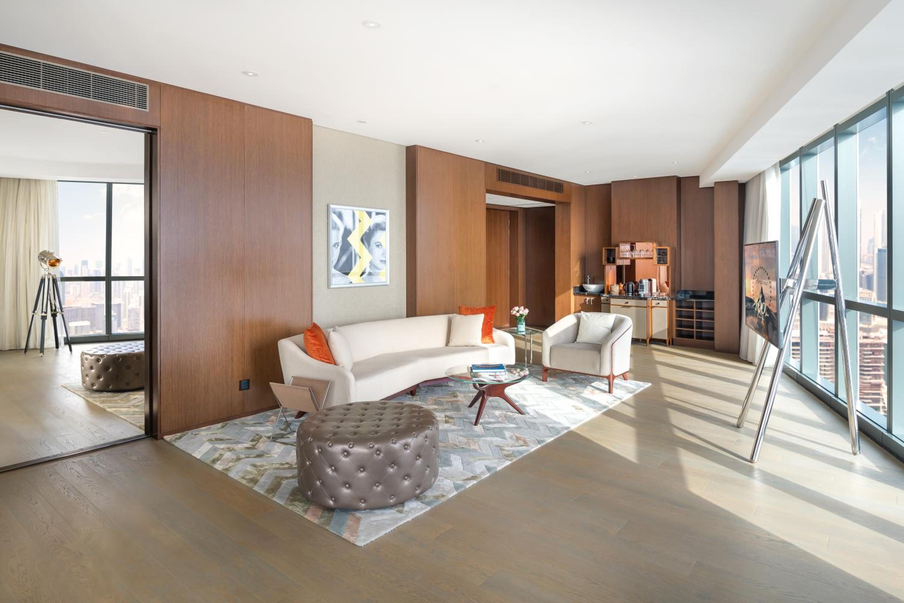 Paramount Suite thumbnail 6