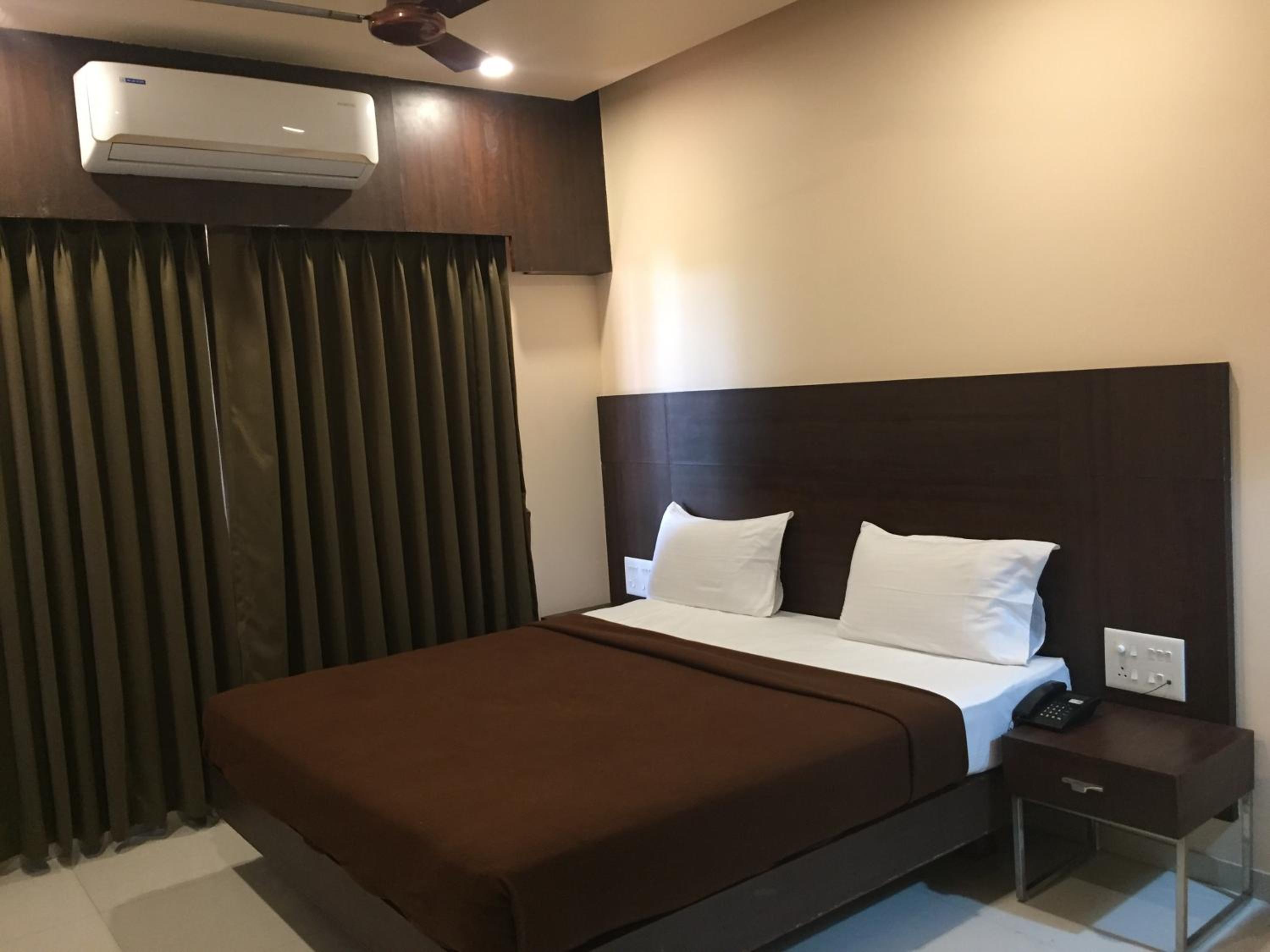 Deluxe King Room - Photo 7