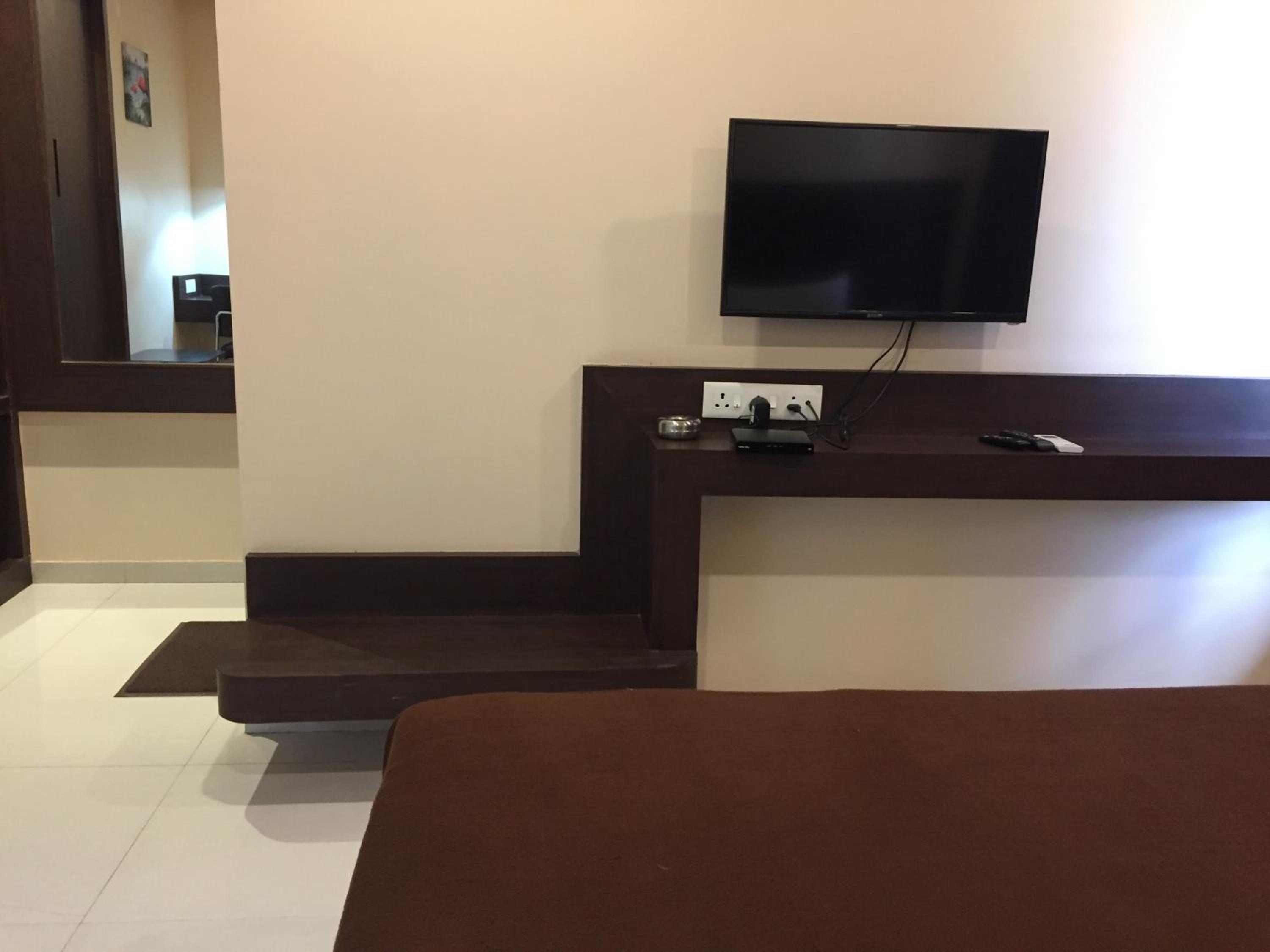 Deluxe King Room - Photo 2