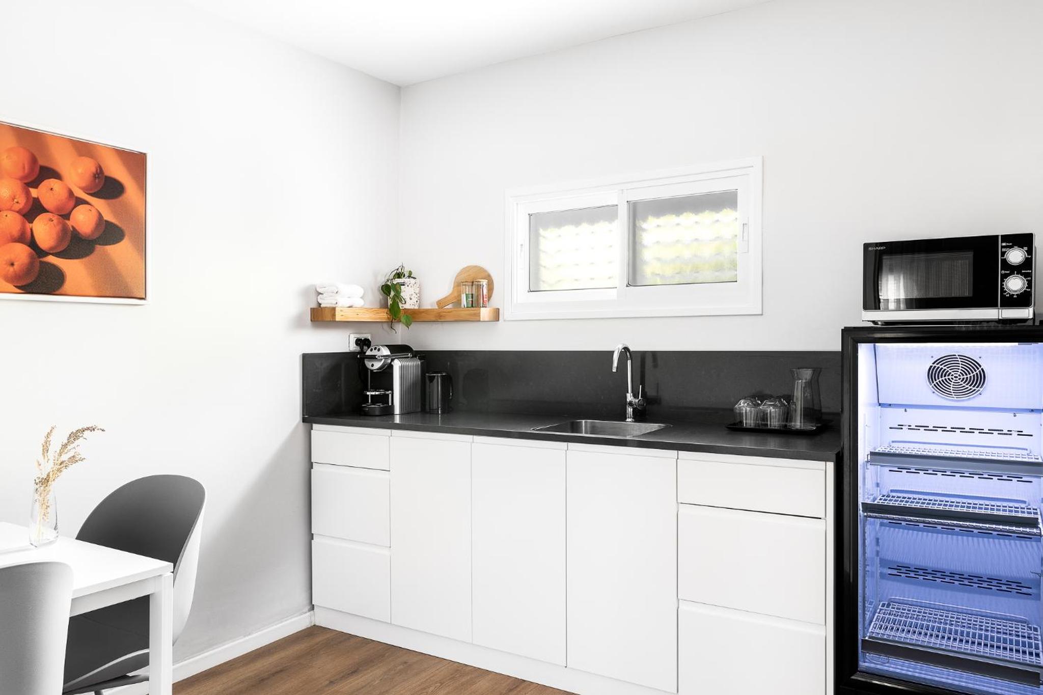 Family Room with Shared Bathroom photo 2