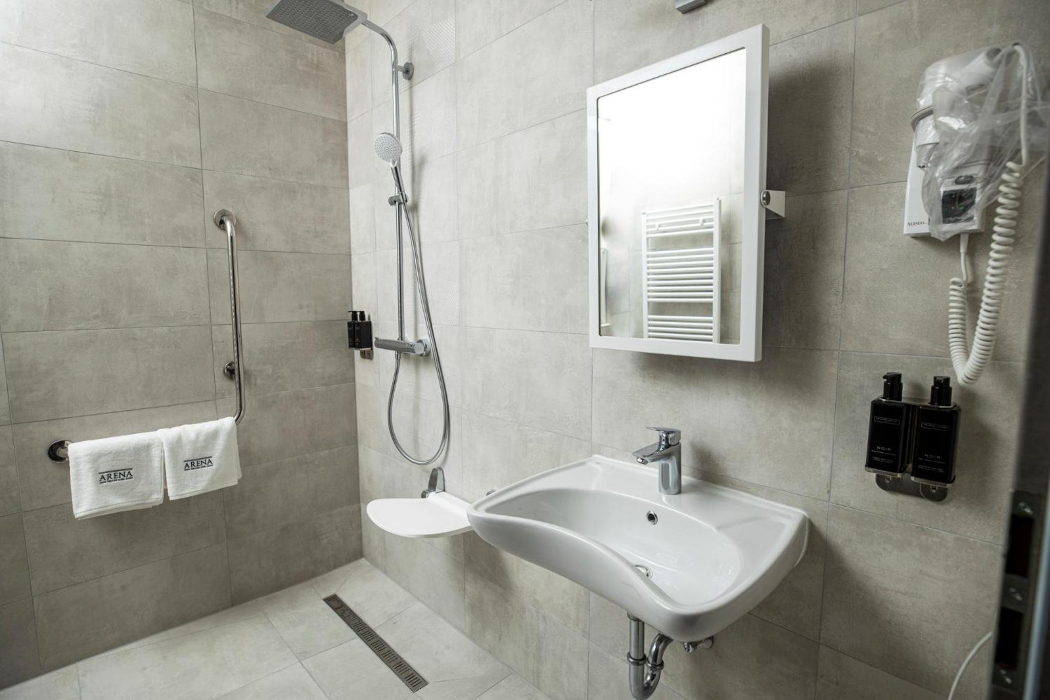 Twin Room - Disability Access - Photo 2