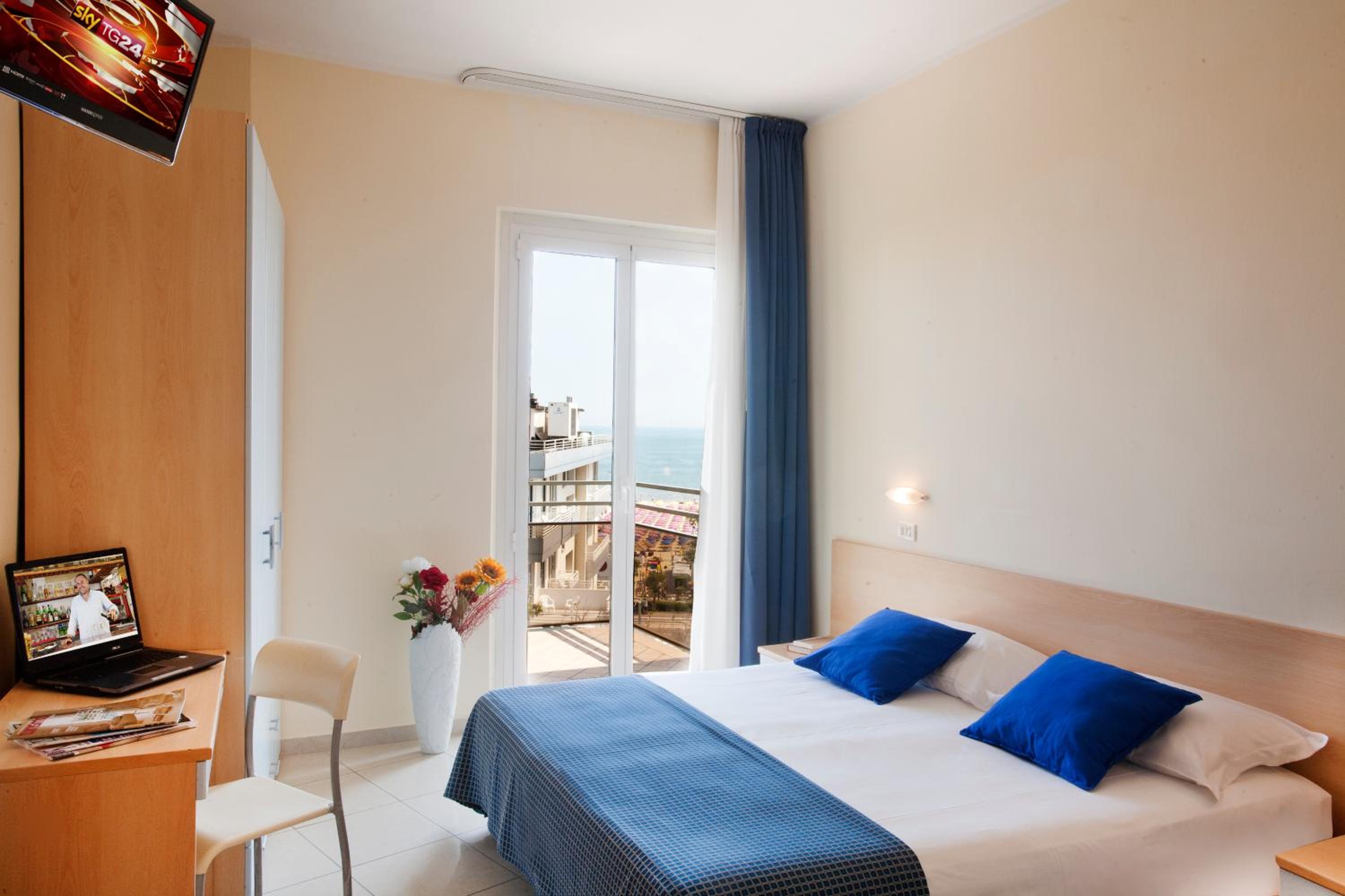 Double Room - Photo 7
