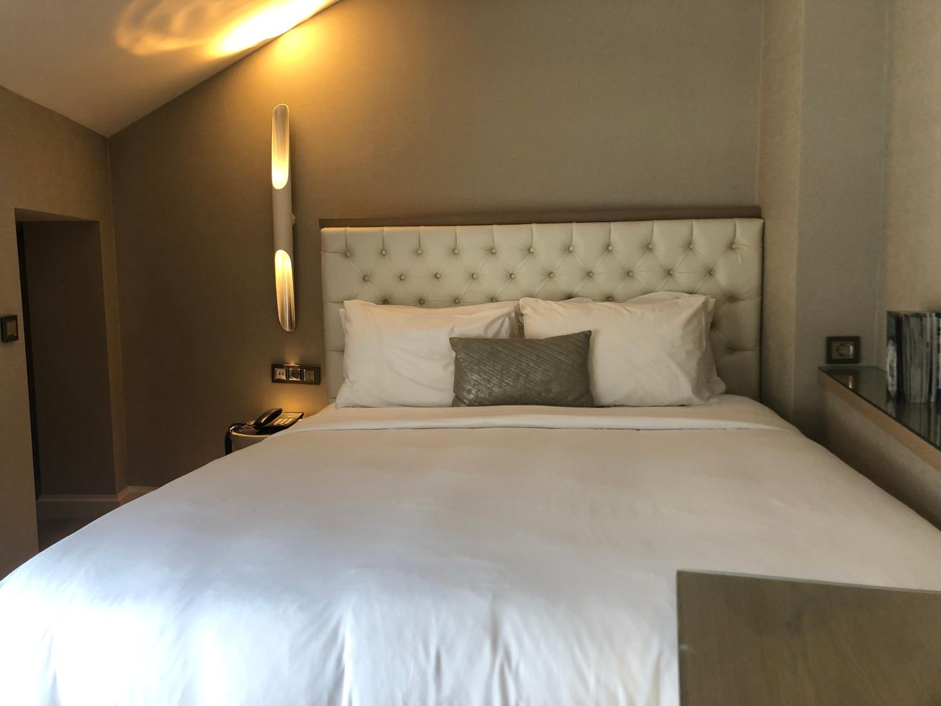 Queen Room with Balcony photo 2