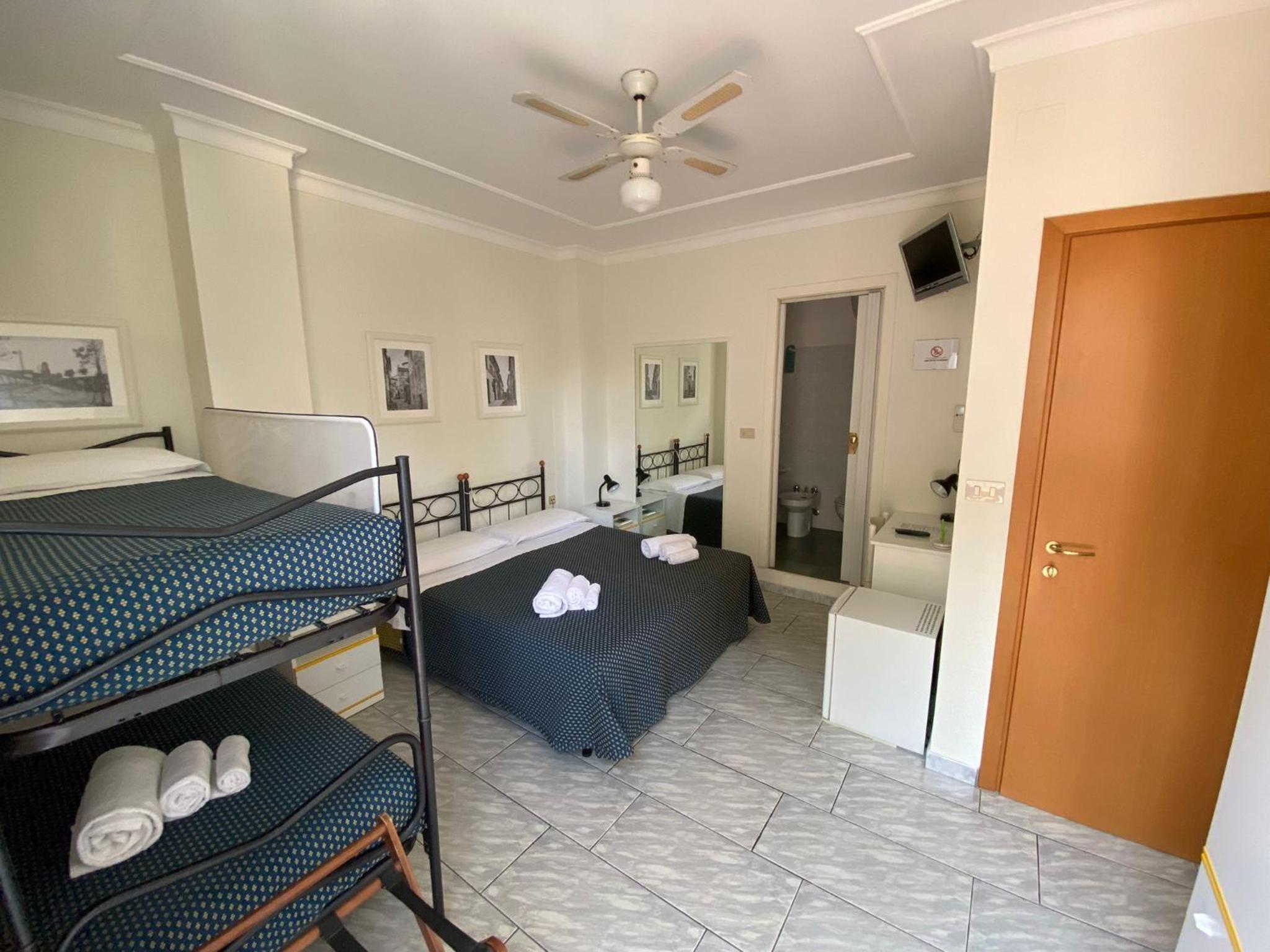 Standard Quadruple Room photo 2