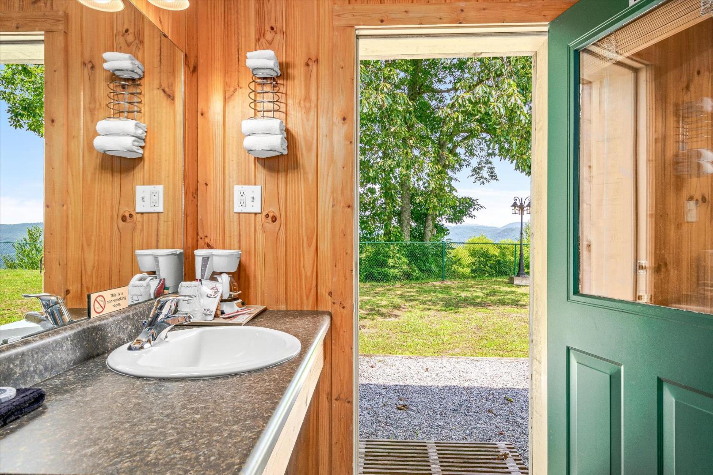 Deluxe King Room with Mountain View