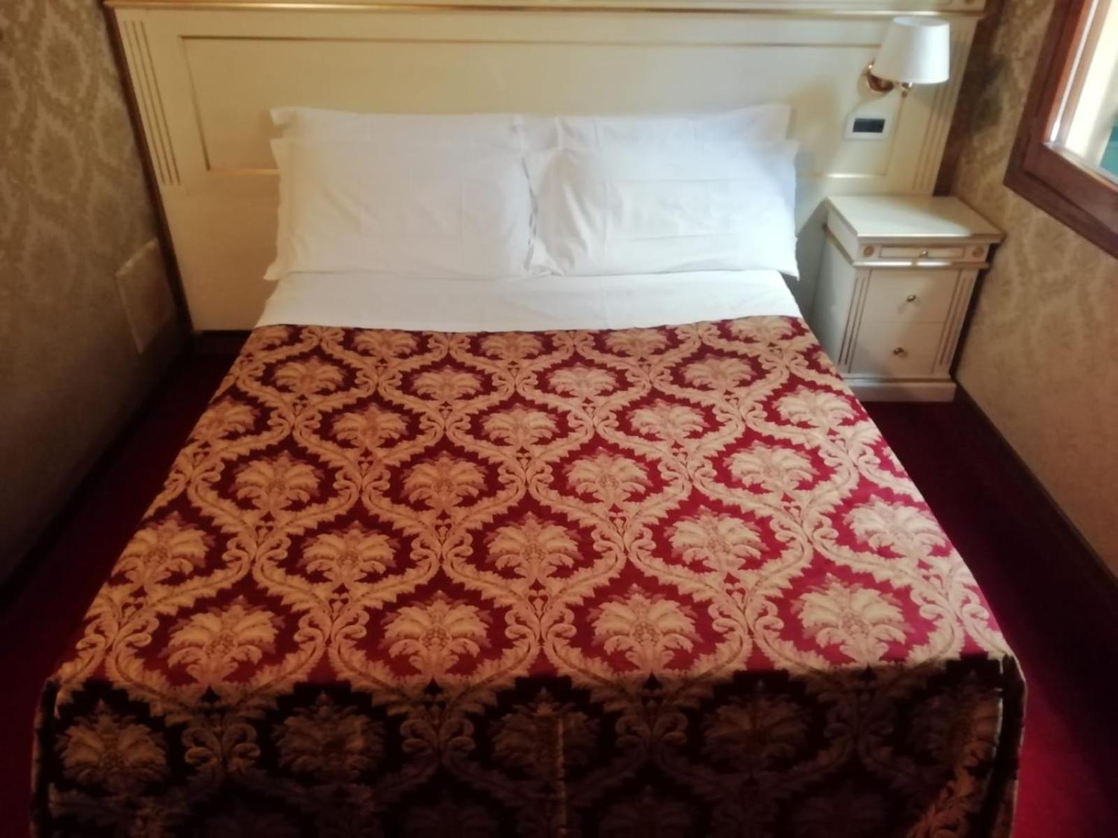 Single Room with Private Bathroom photo 1