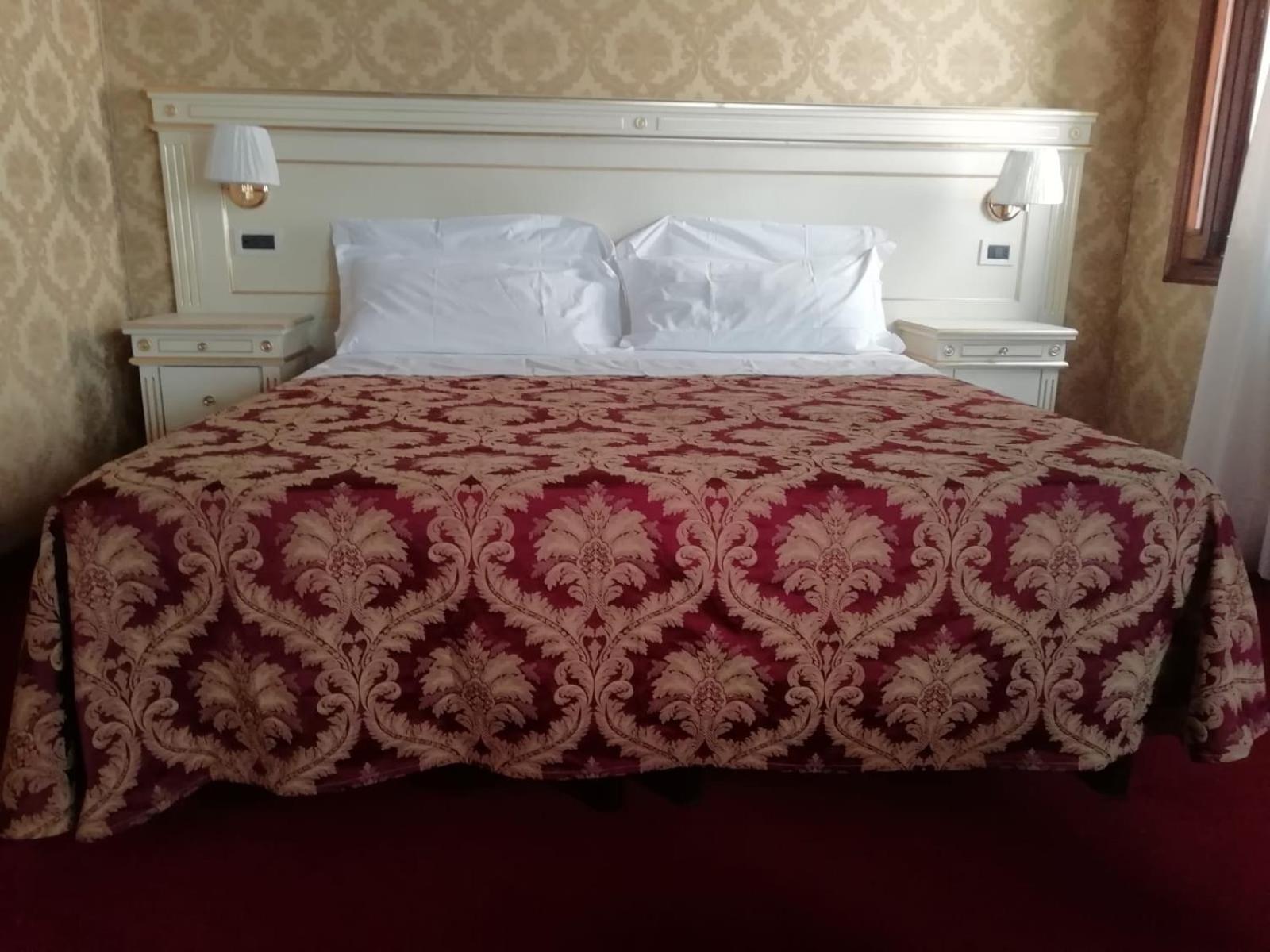 Quadruple Room with Private Bathroom photo 3