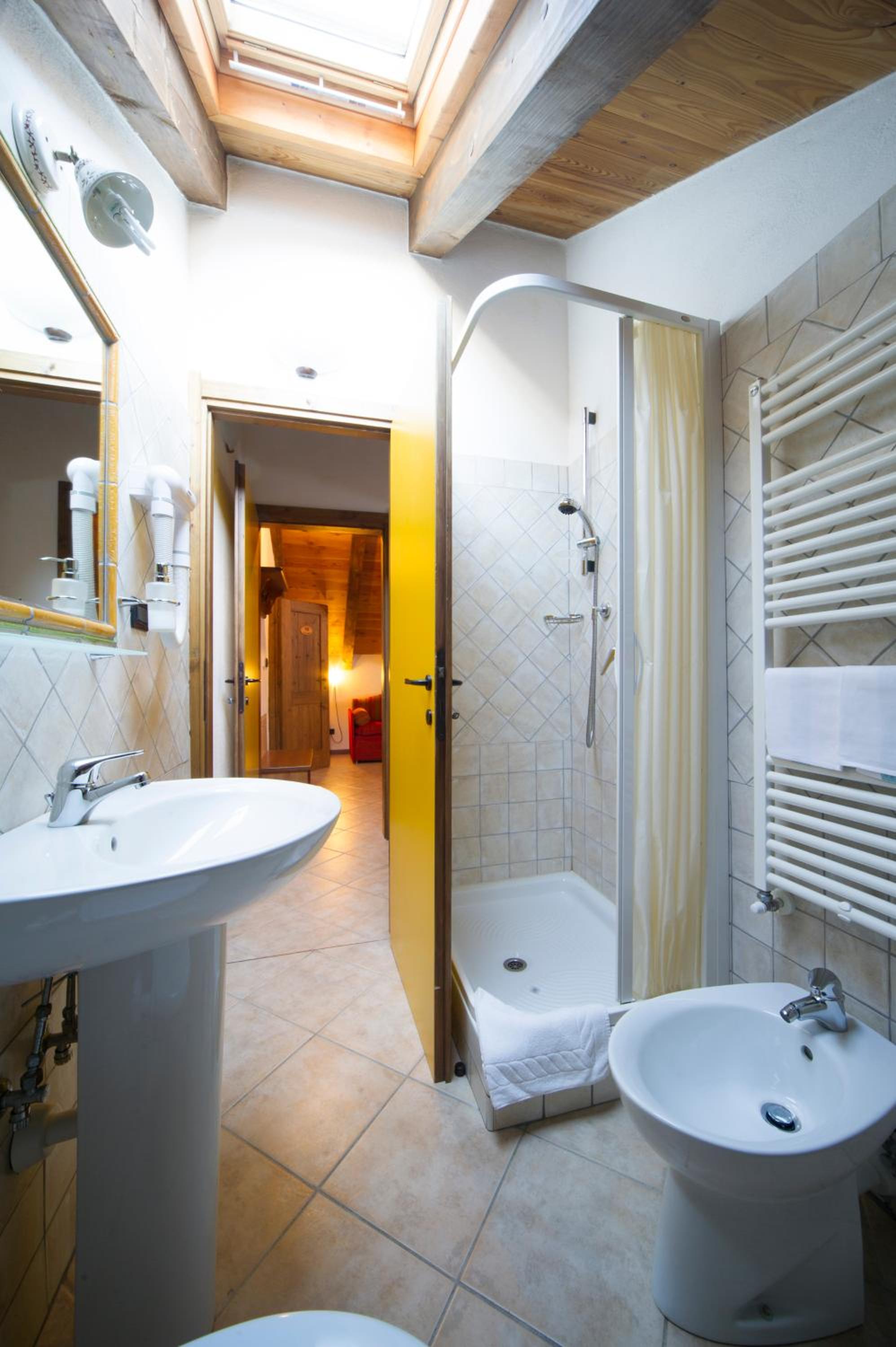 One-Bedroom Apartment (6 Adults) - Photo 4