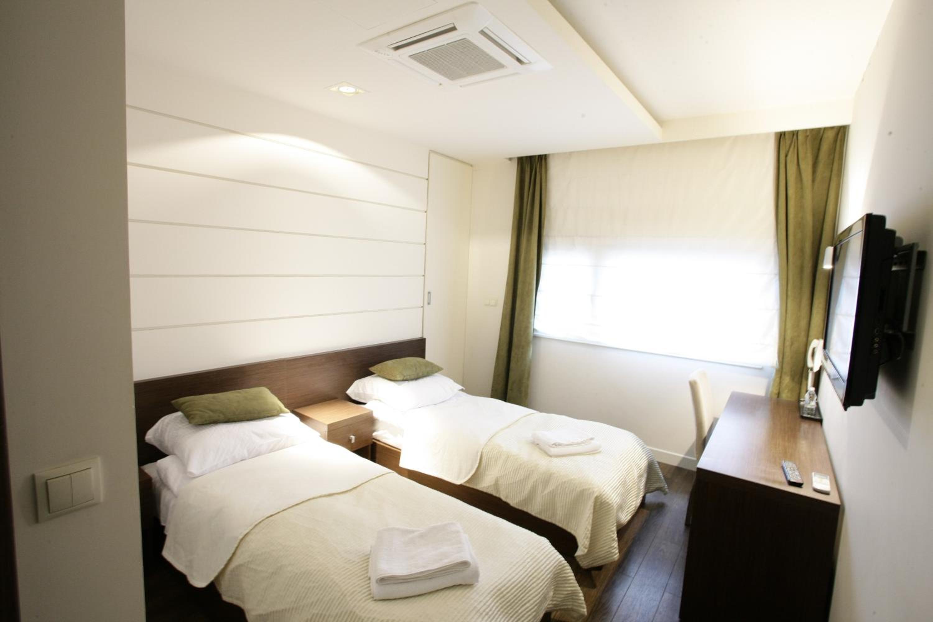 Twin Room with Bathroom photo 2
