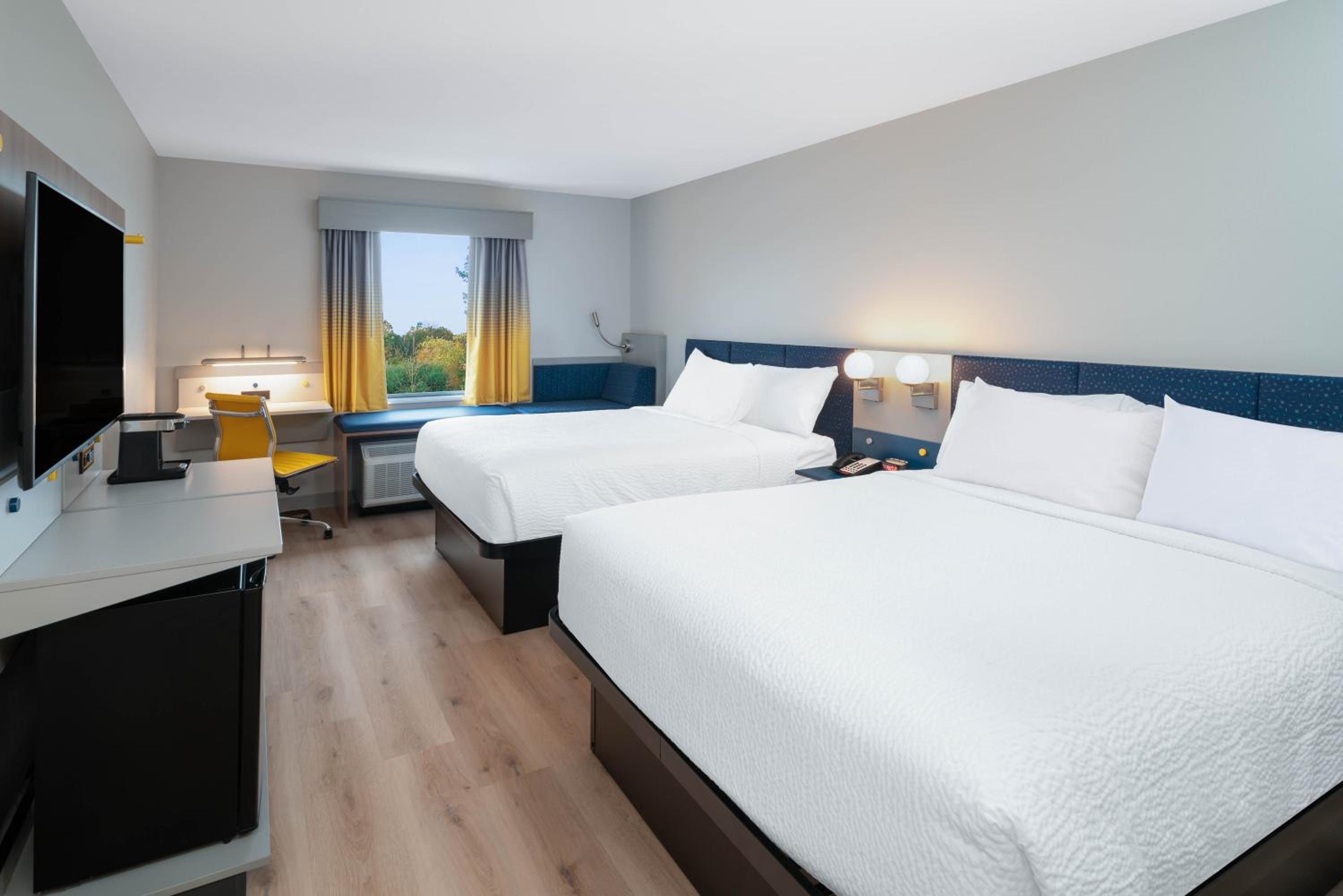 Corner Queen Room with Two Queen Beds - Non-Smoking - Photo 1