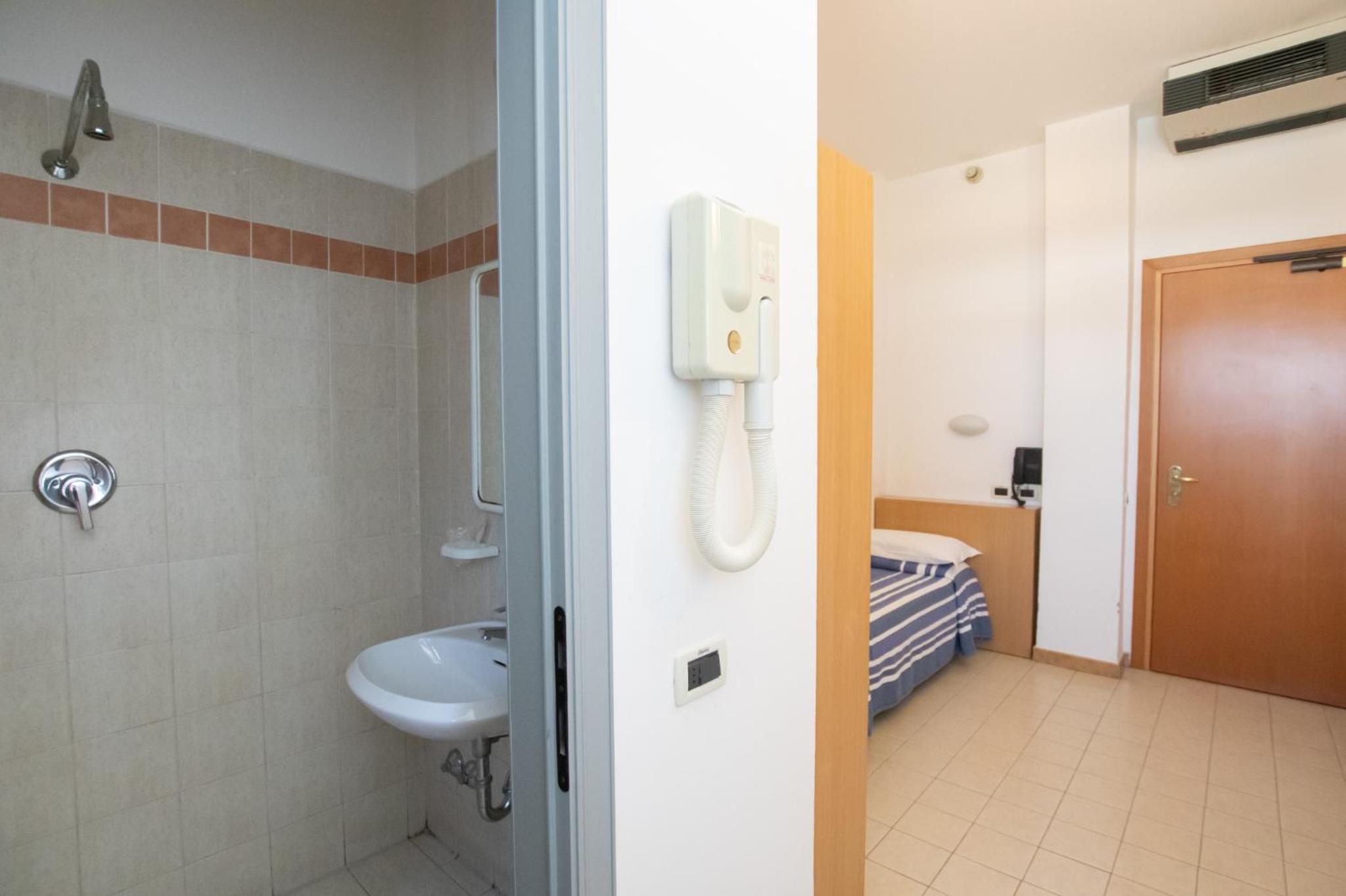 Economy Single Room (No Box Doccia) photo 2