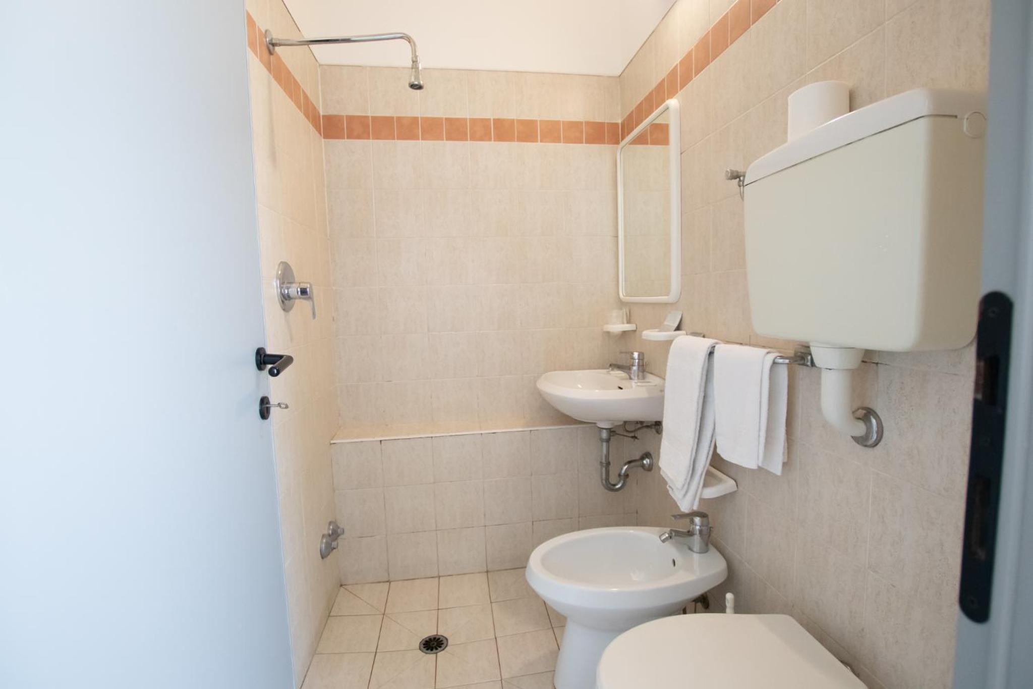 Economy Double or Twin Room (No Box Doccia) photo 3