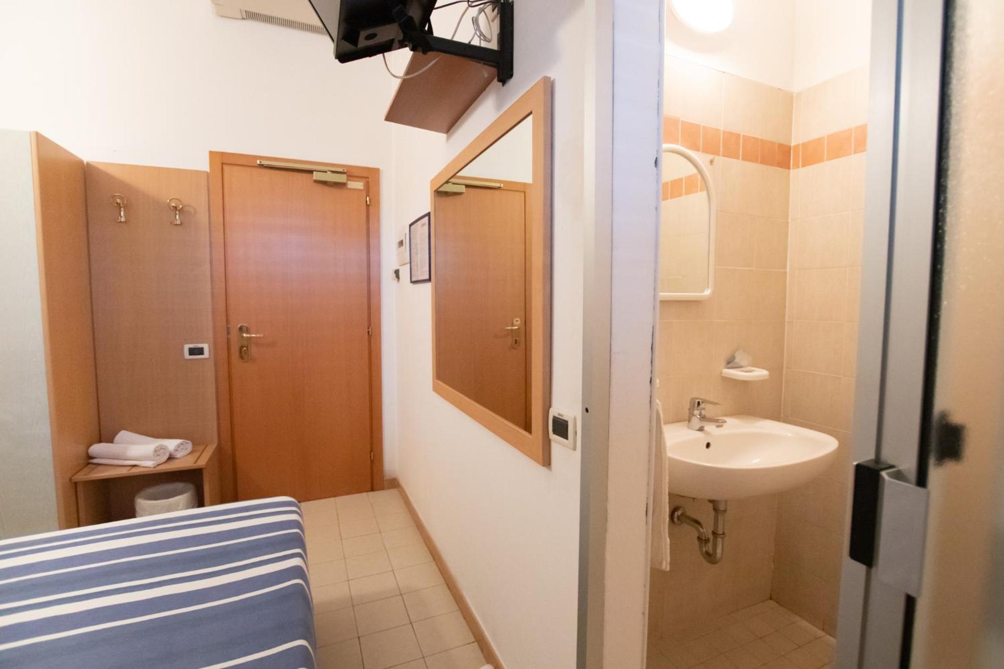 Budget Single Room photo 3