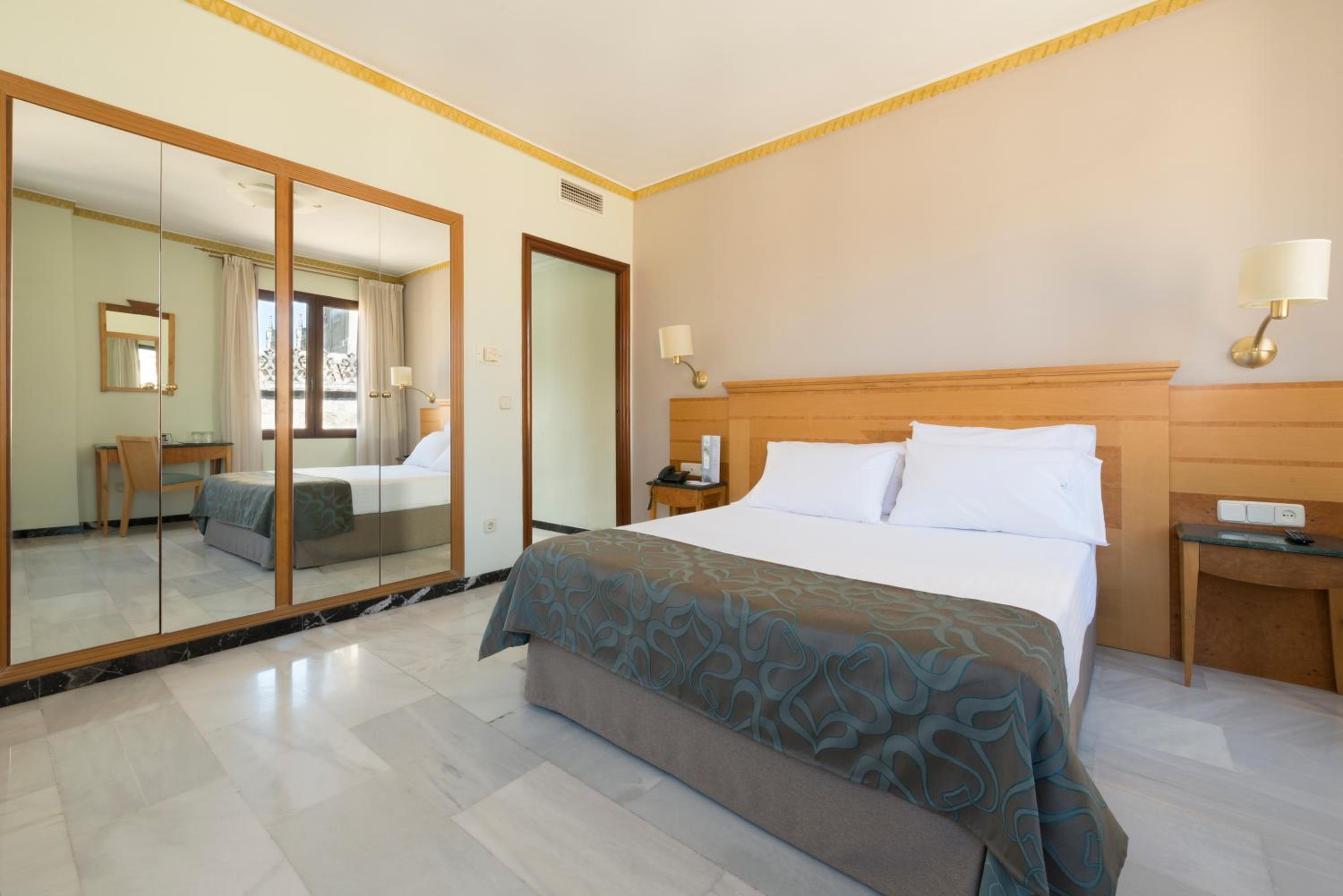 Double Room with Extra Bed - Photo 2