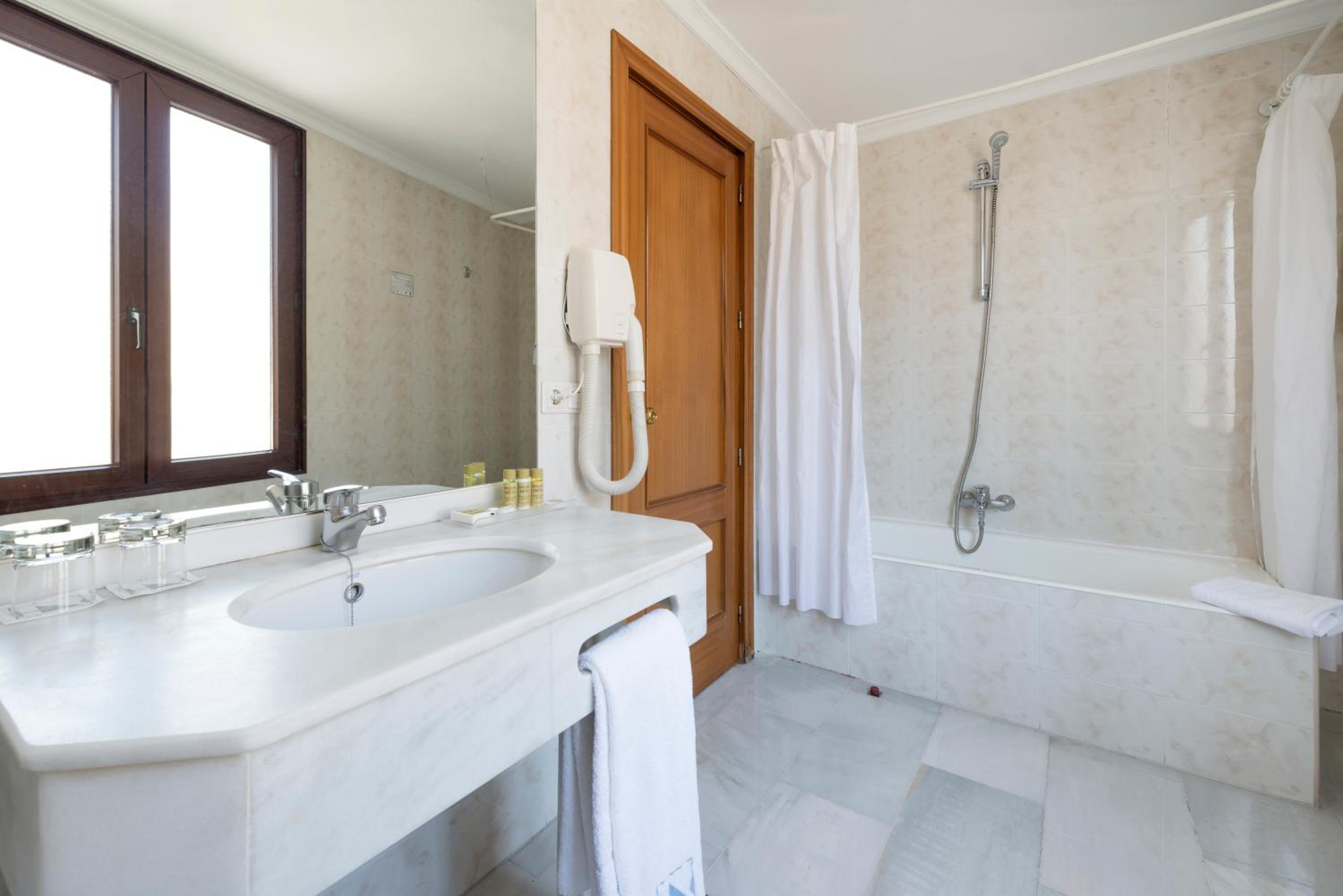 Double or Twin Room - Photo 2