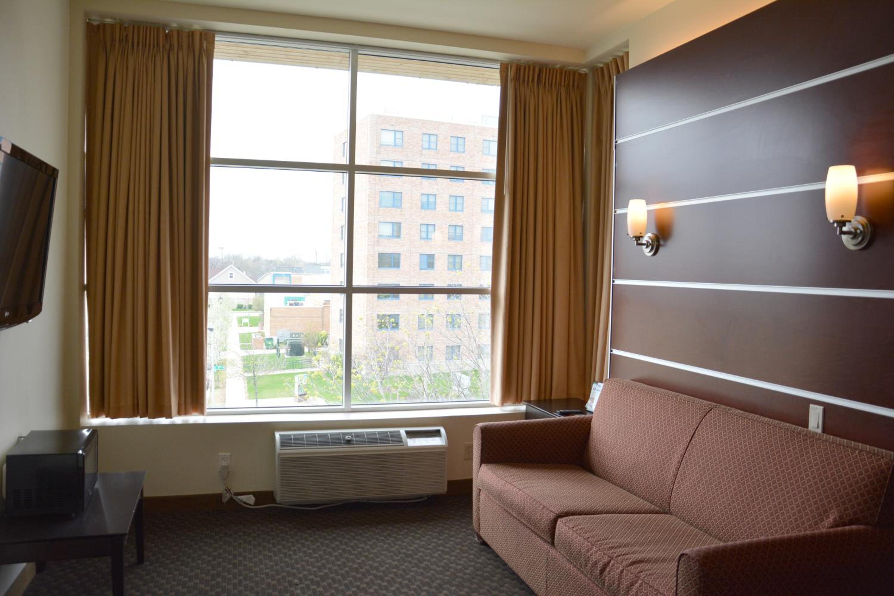 One-Bedroom Queen Suite - Non-Smoking - Photo 3