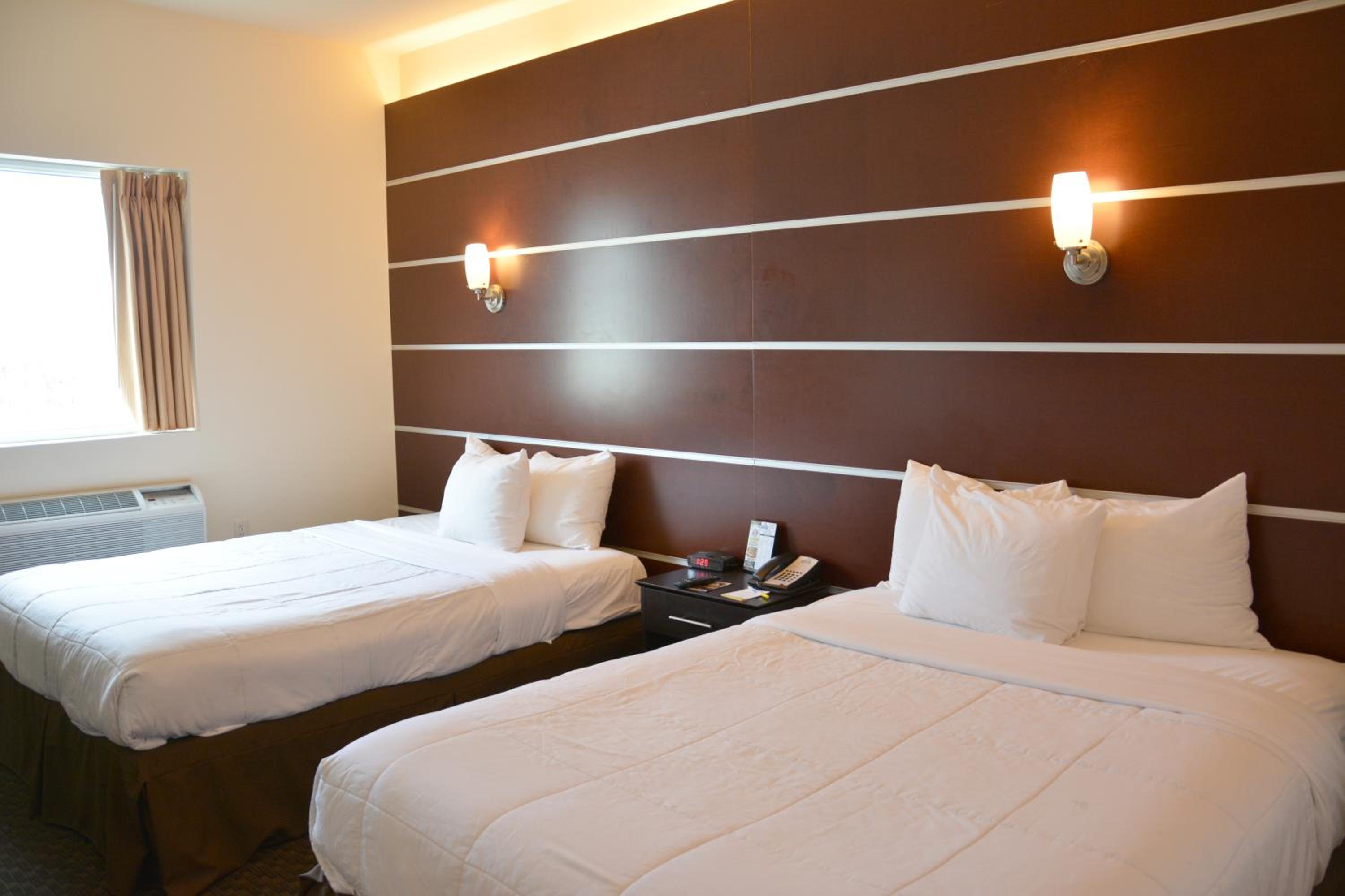Deluxe Queen Room with Two Queen Beds - Non-Smoking - Photo 3
