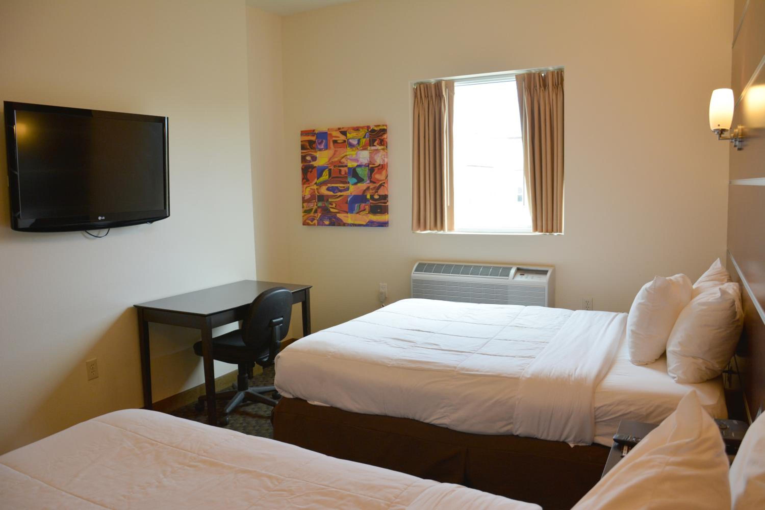 Deluxe Queen Room with Two Queen Beds - Non-Smoking - Photo 2