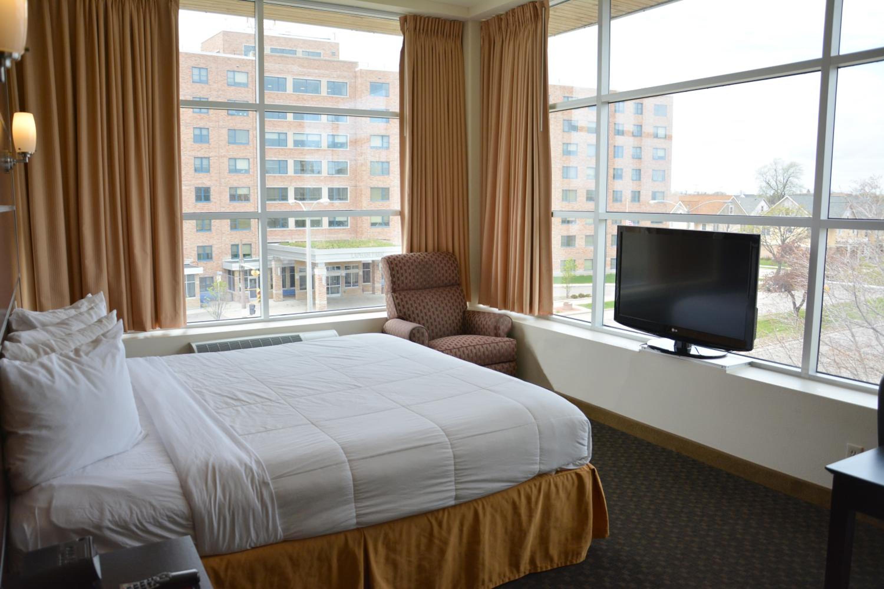 Deluxe One-Bedroom King Suite - Non-Smoking - Photo 5