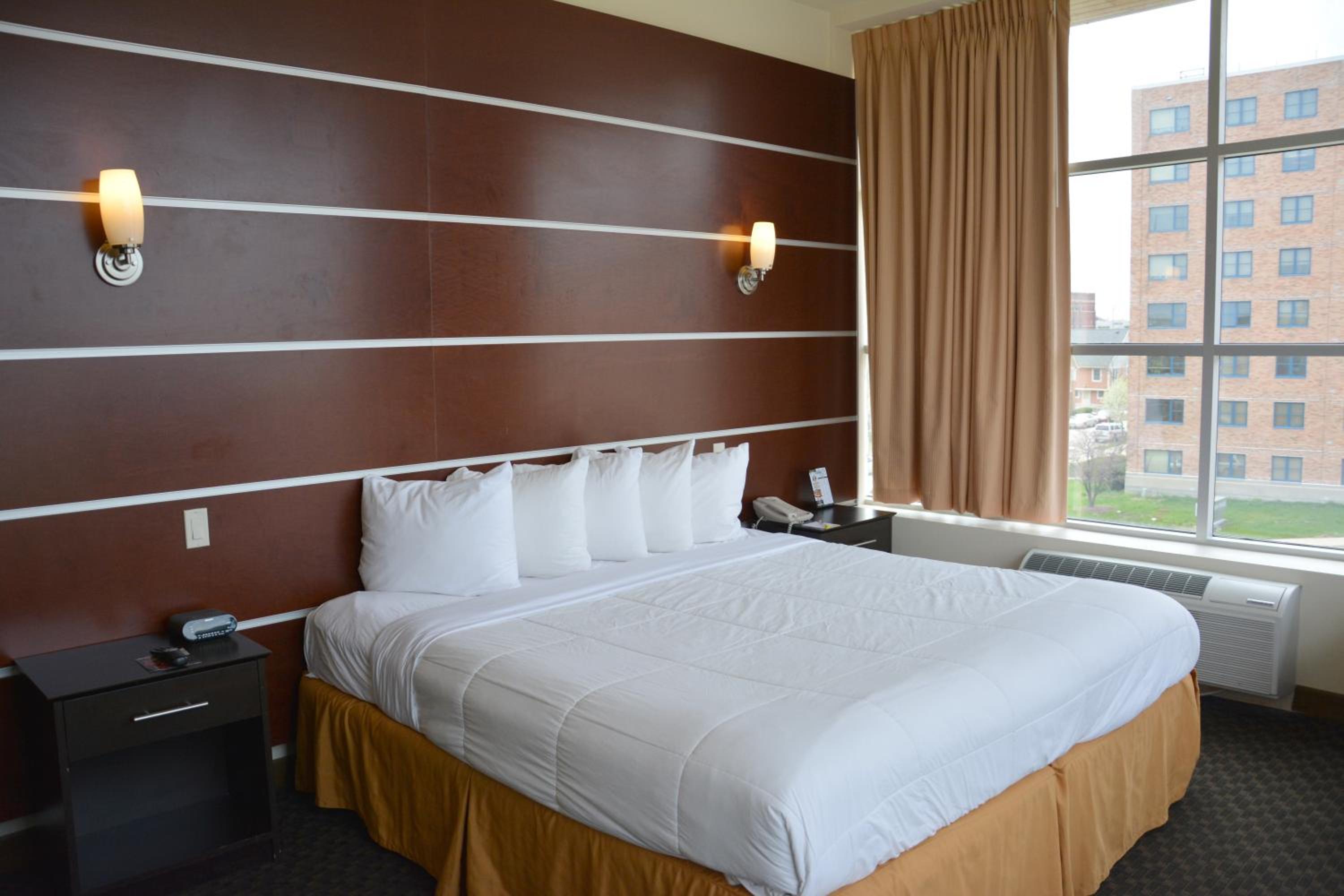 One-Bedroom King Suite - Non-Smoking - Photo 2