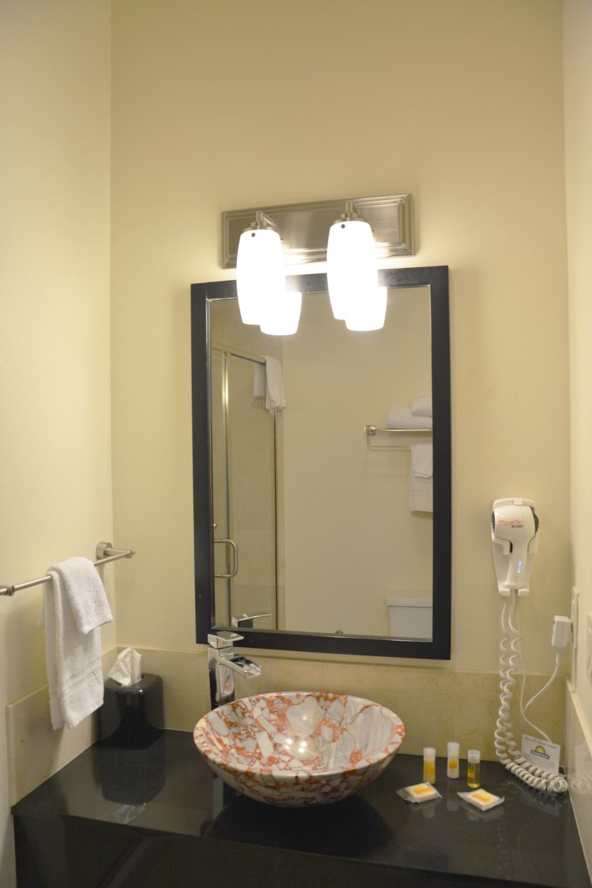 Deluxe Queen Room with Two Queen Beds - Non-Smoking - Photo 4
