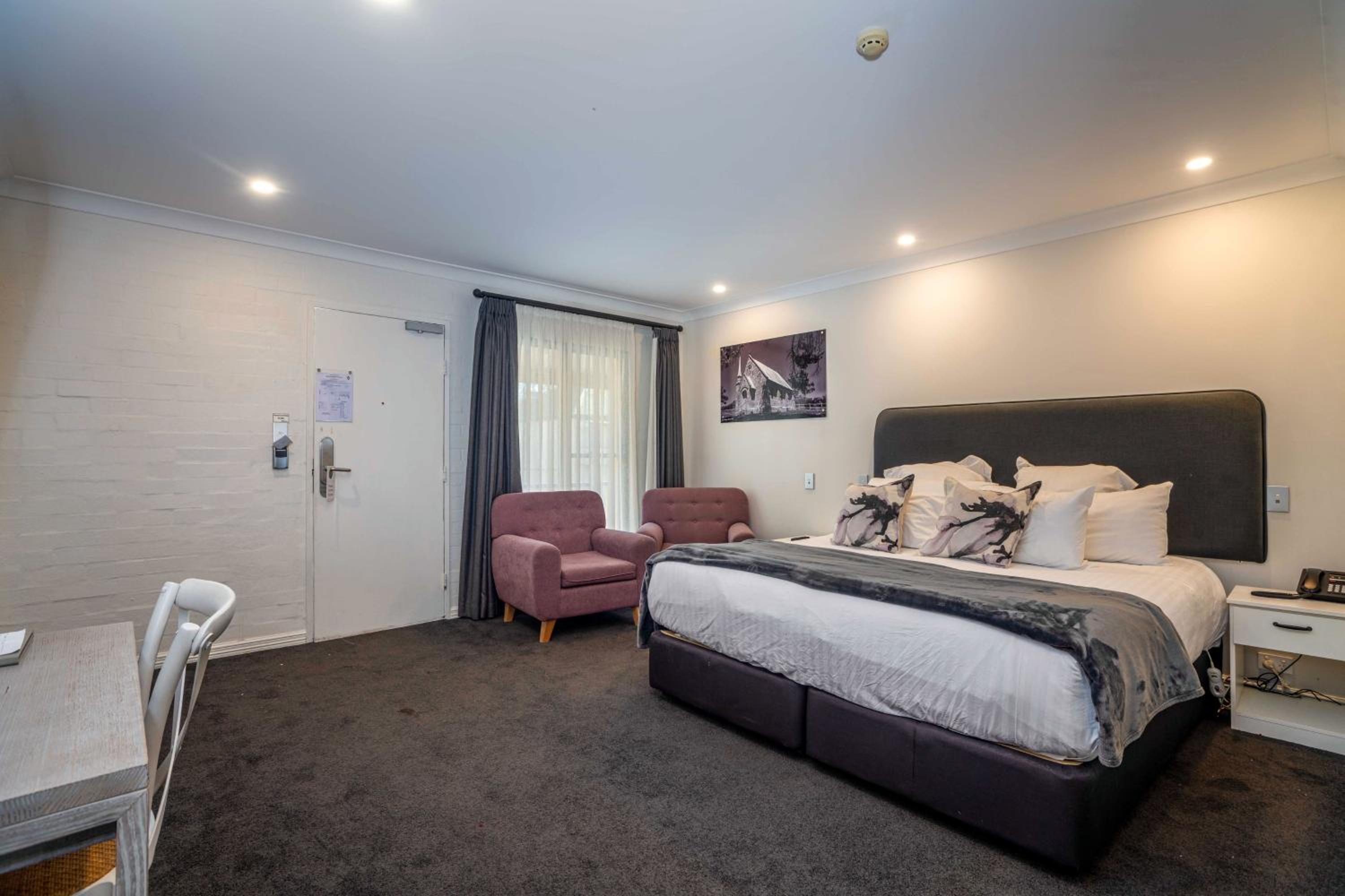 Deluxe King Room photo 1