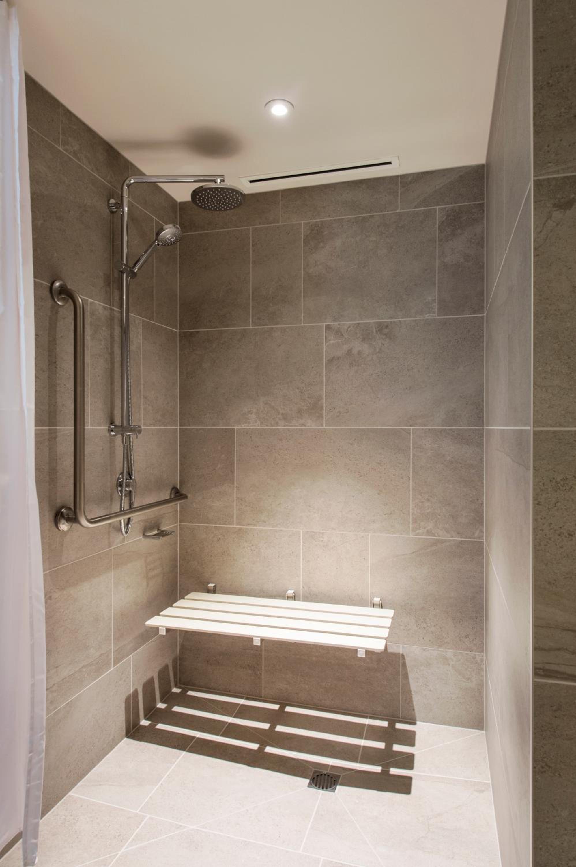 Grand King Accessible Room - Photo 5