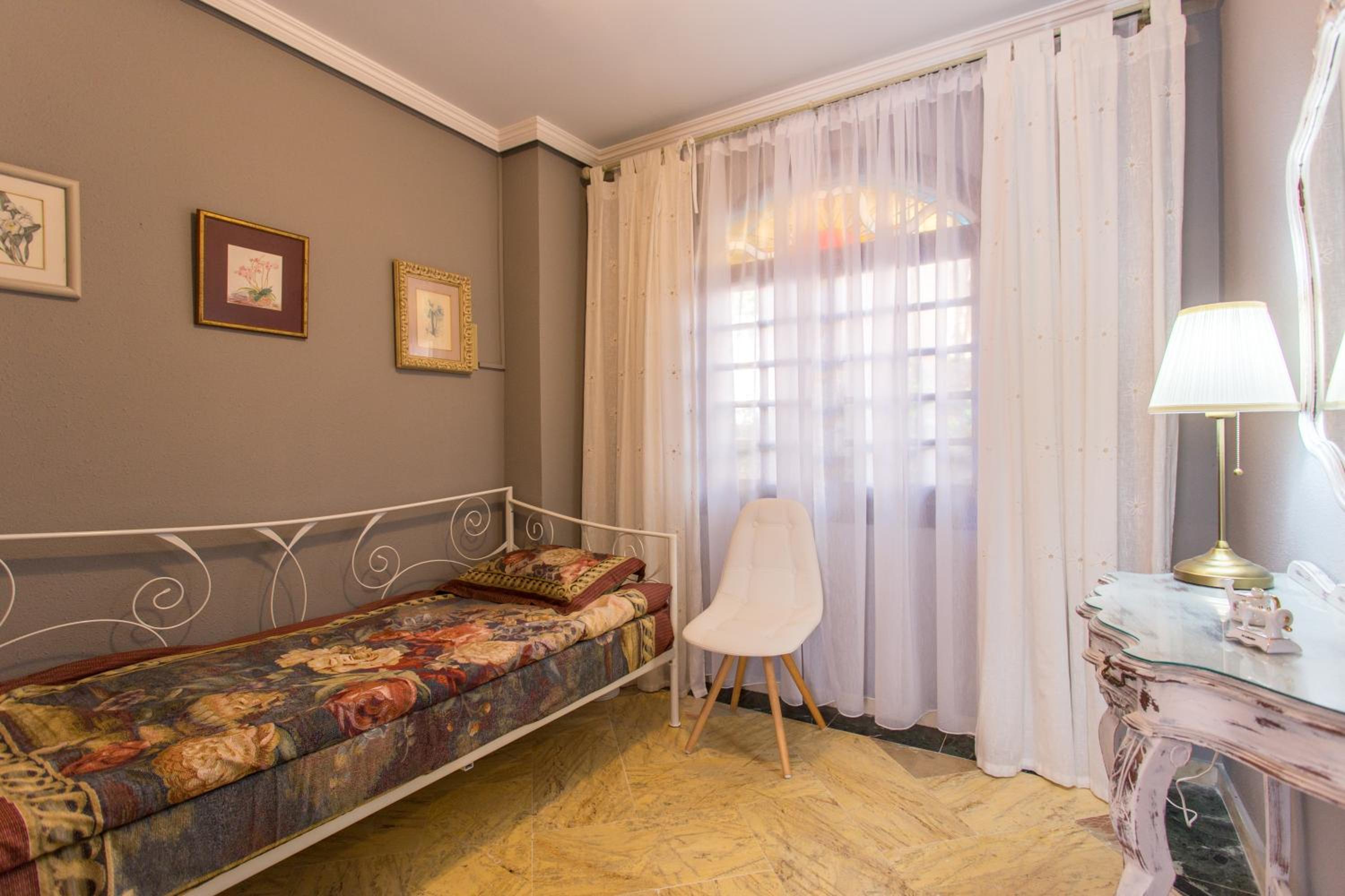 Apartment with Terrace - Photo 18