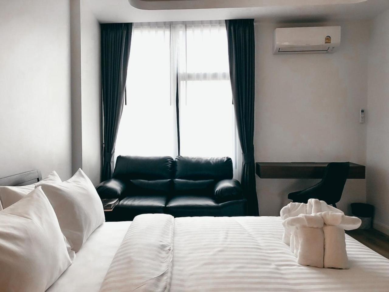 Deluxe Queen Room with Two Queen Beds - Photo 4