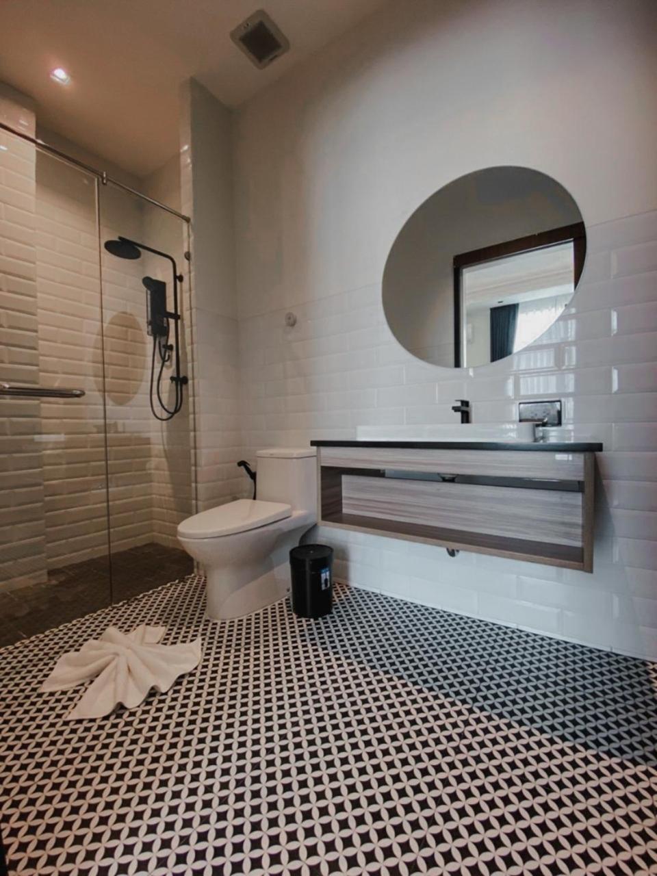 Executive Suite - Photo 5