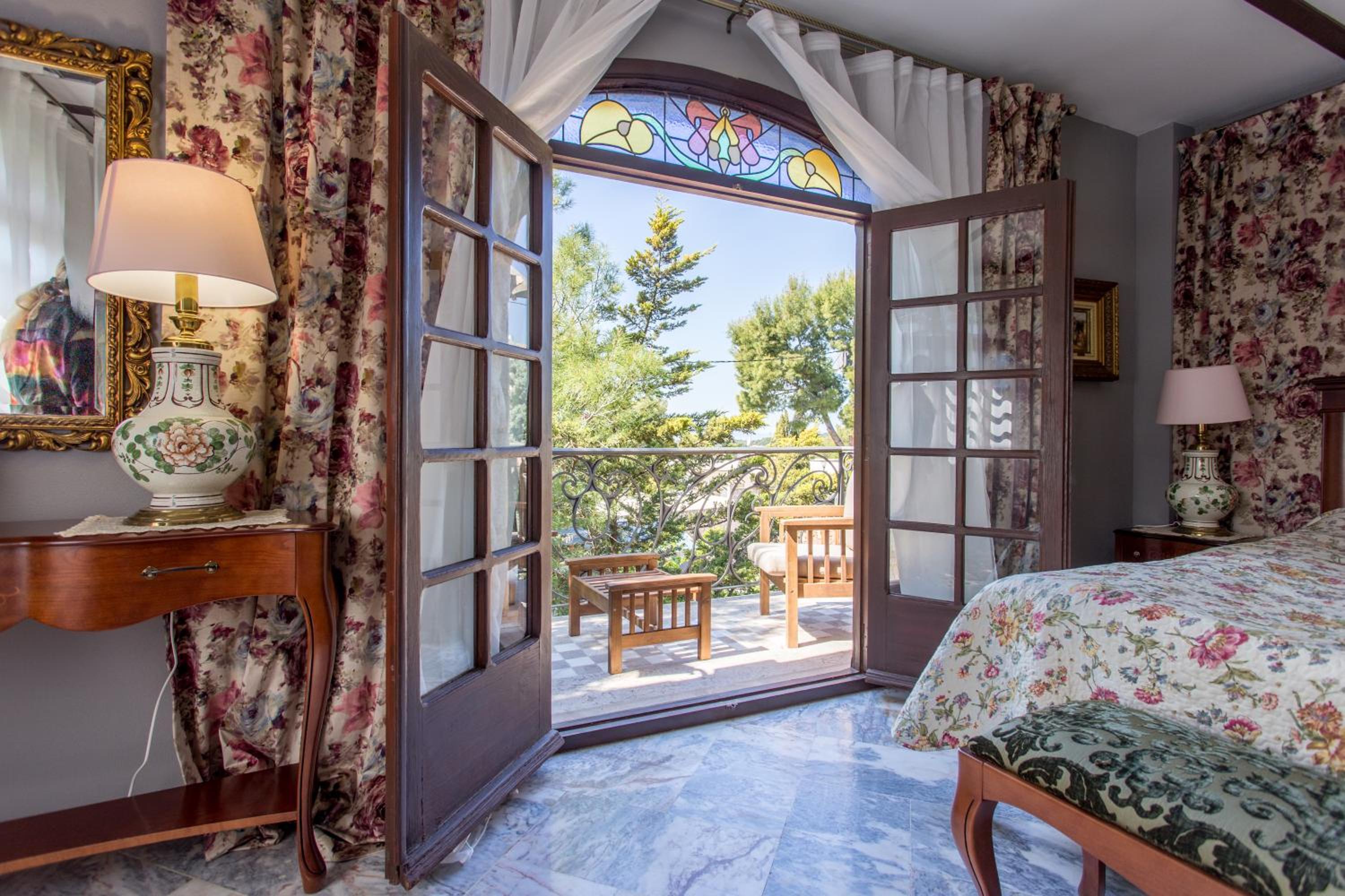 Family Room with Balcony - Photo 2