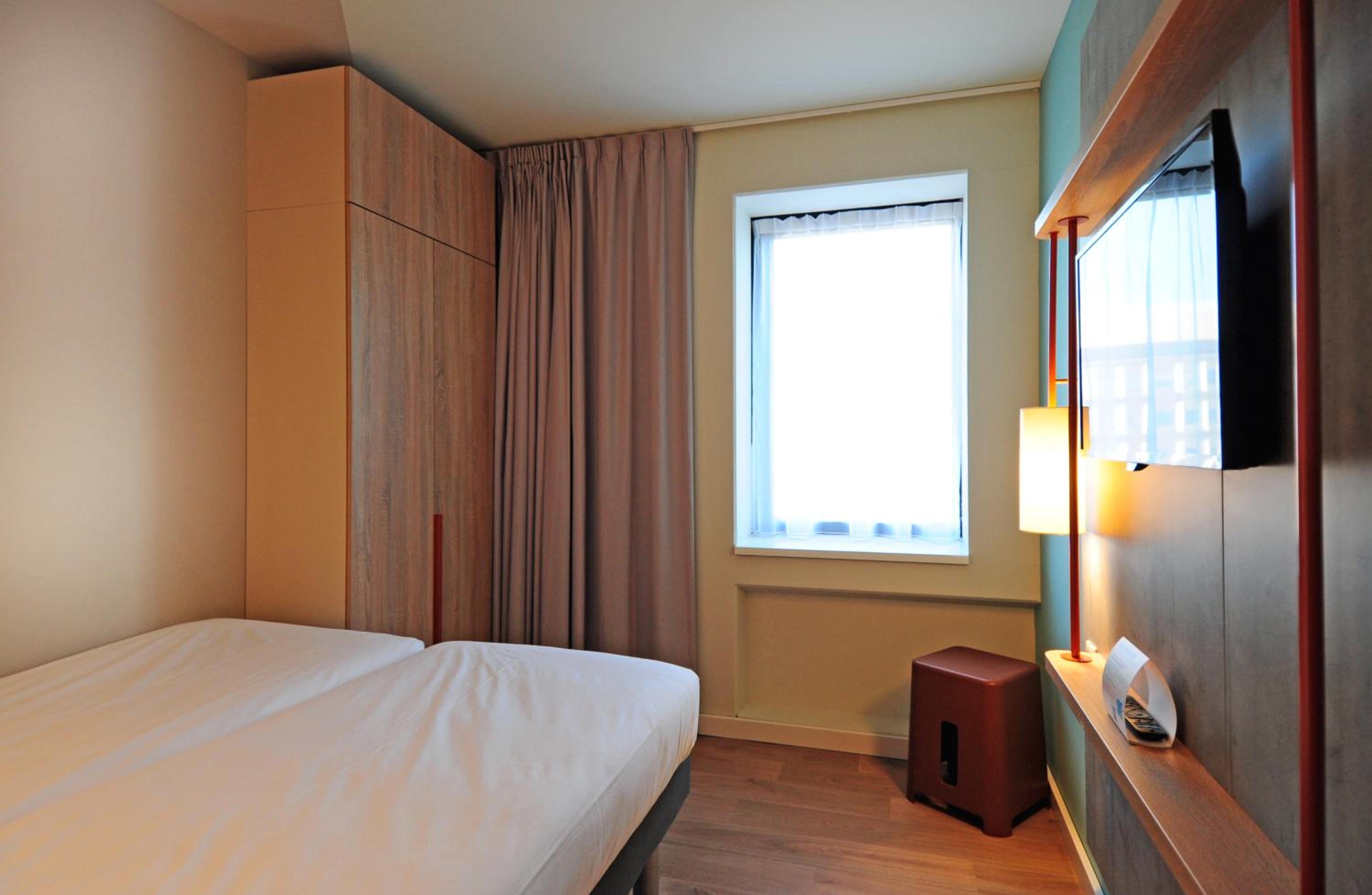 Room with Two Single and One Fold-Down Bed photo 3