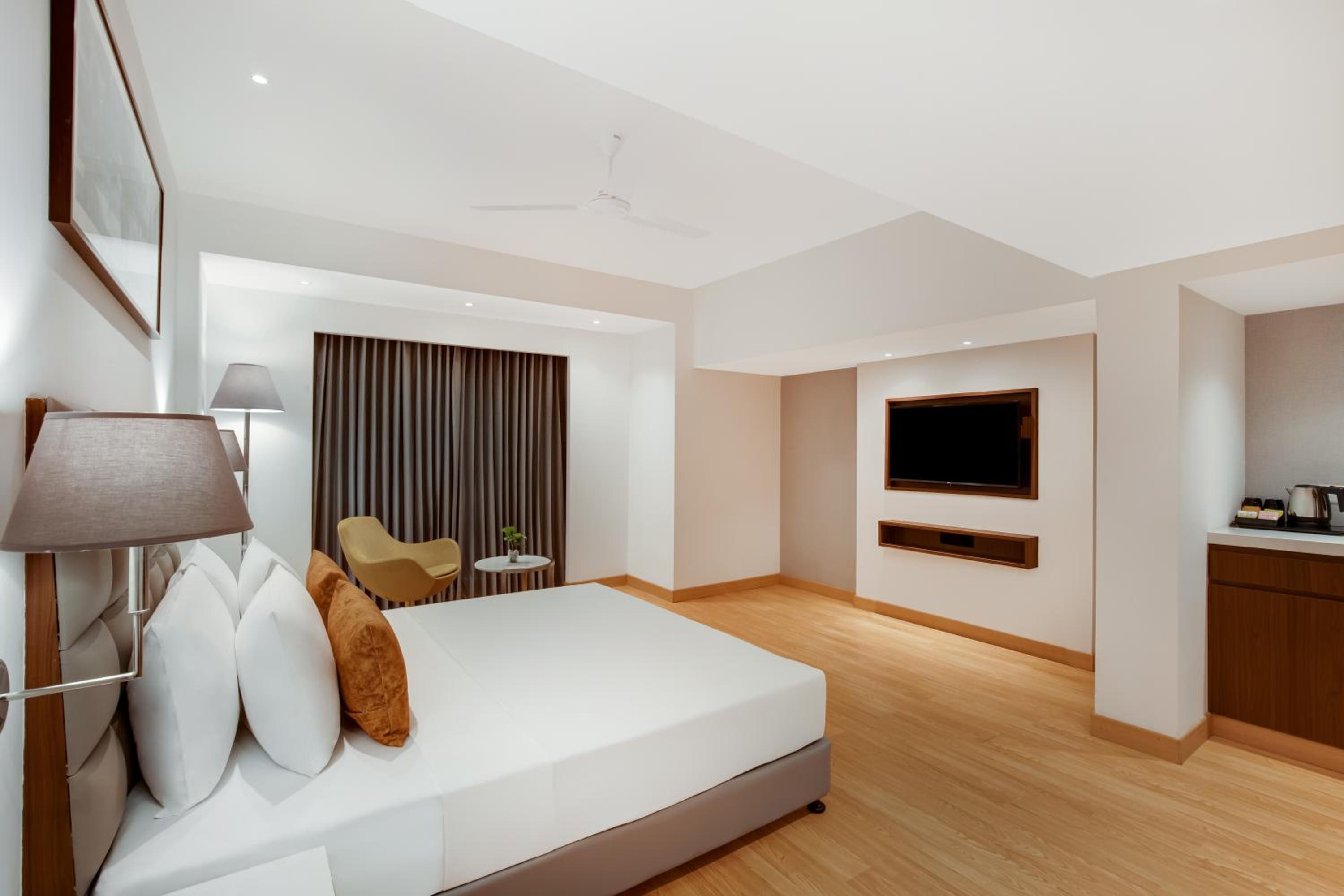 Deluxe King Room - Photo 6