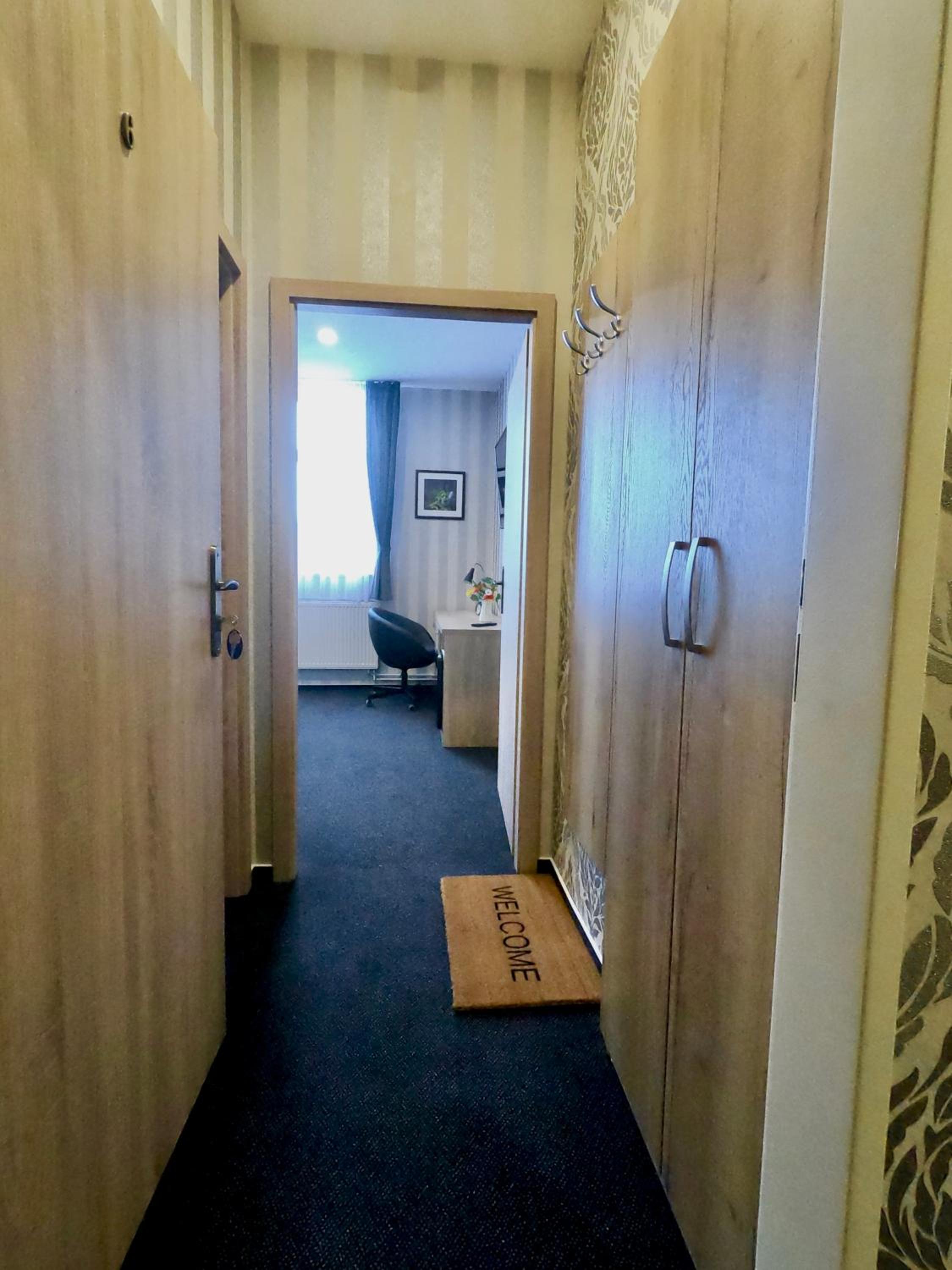 Double or Twin Room with Bathroom - Photo 4