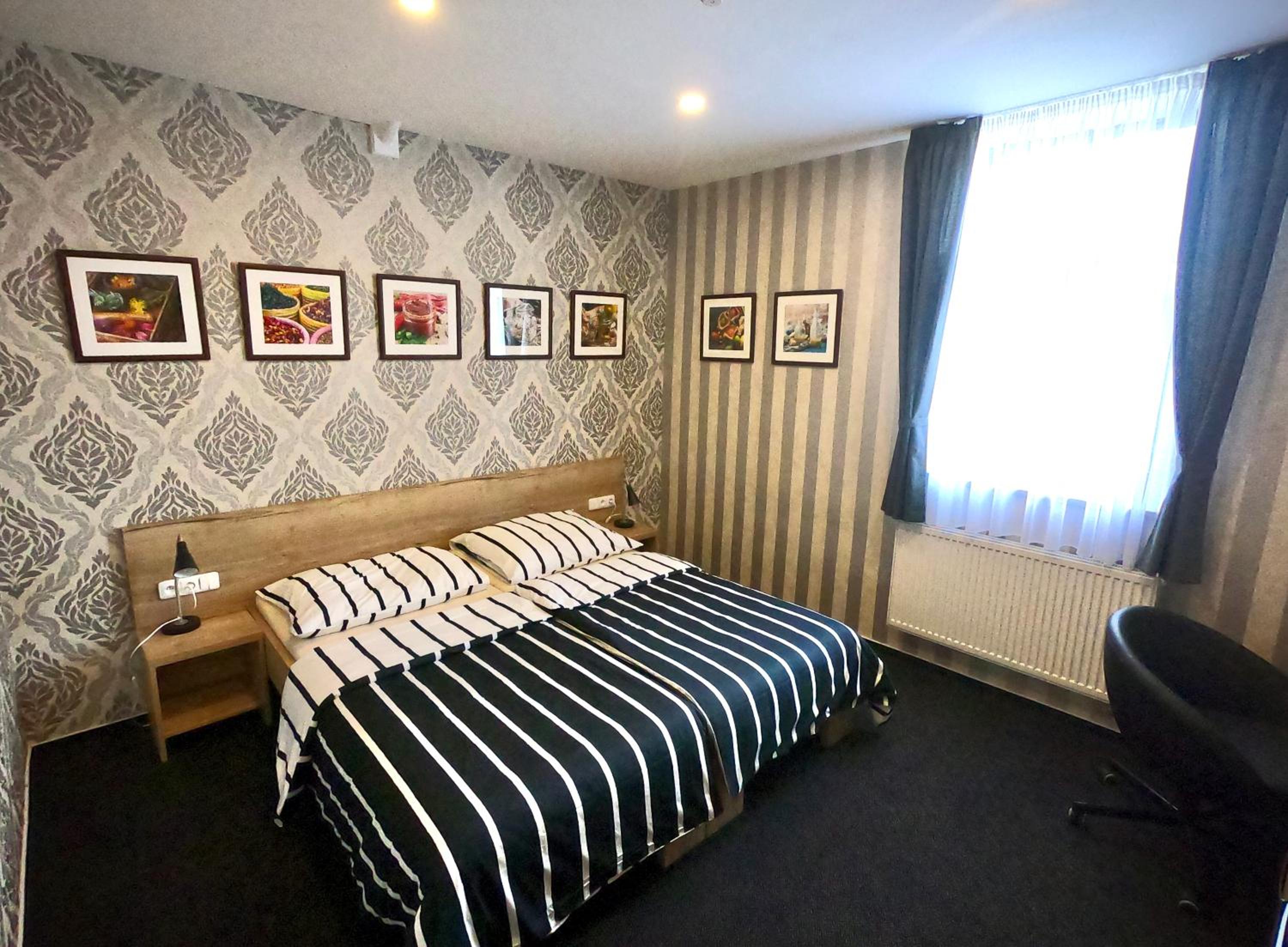 Double or Twin Room with Bathroom - Photo 8