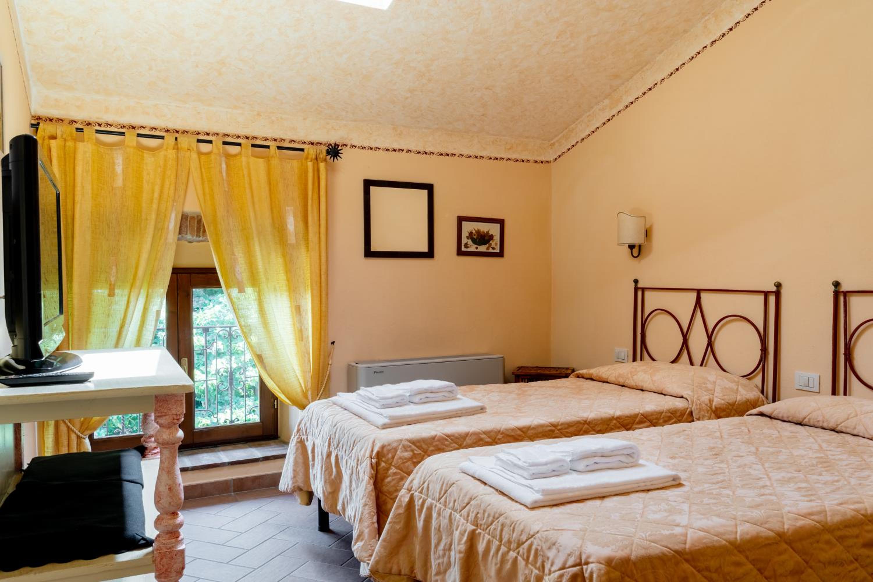 Quadruple Room with Private Bathroom photo 1