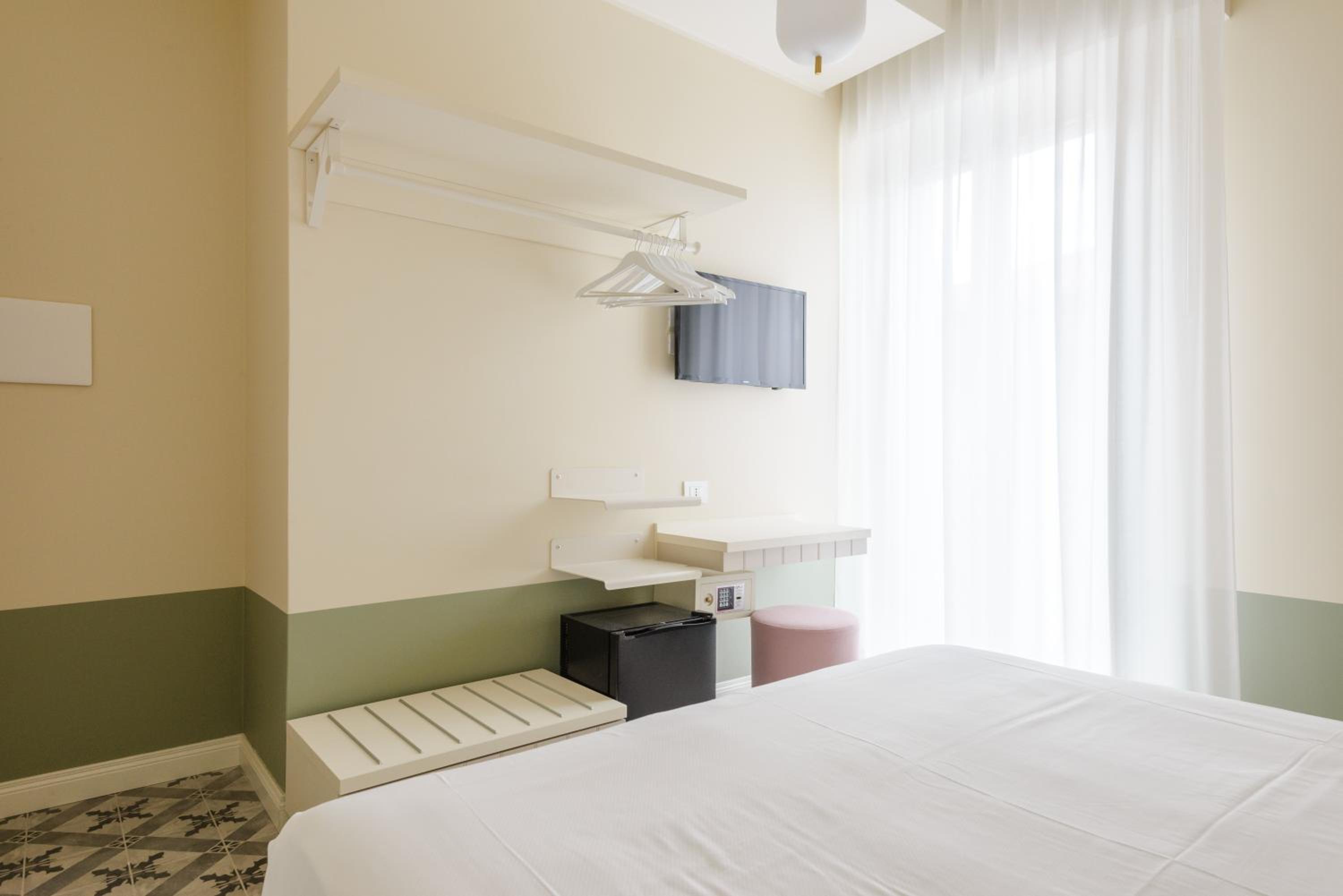 Small Double Room - Photo 7