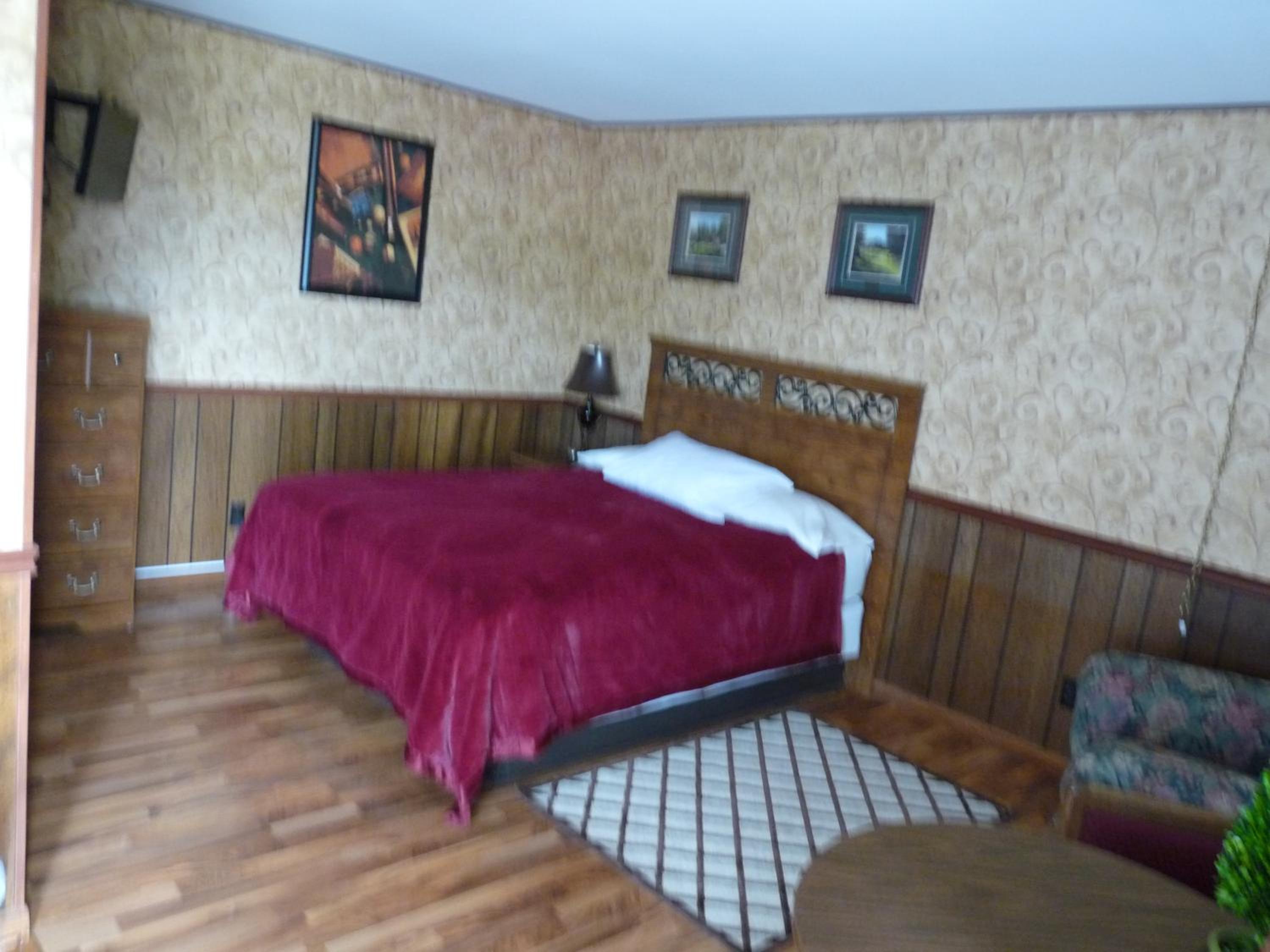 Queen Room photo 2