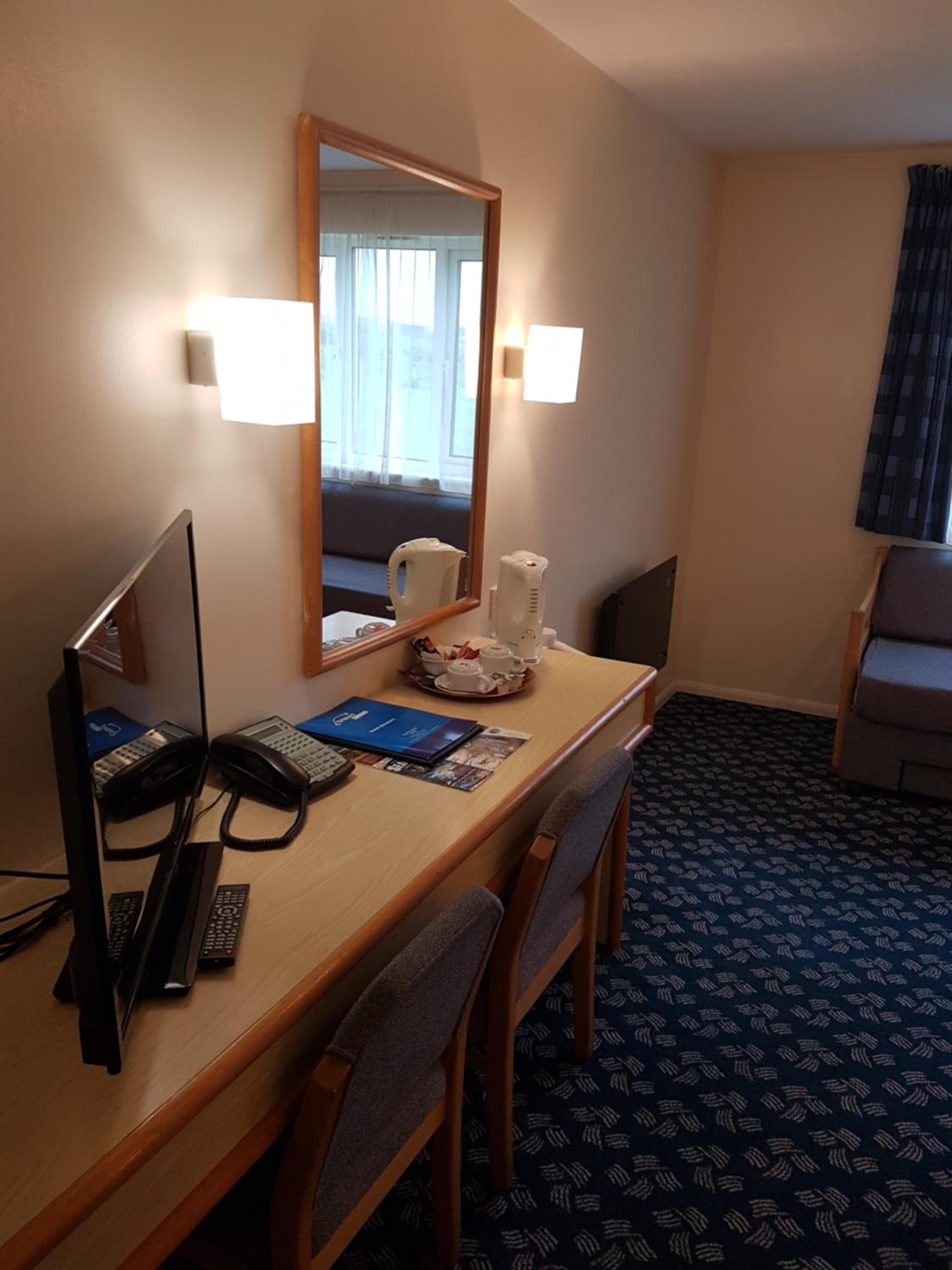 Family Room (2 Adults + 2 Children) - Photo 4