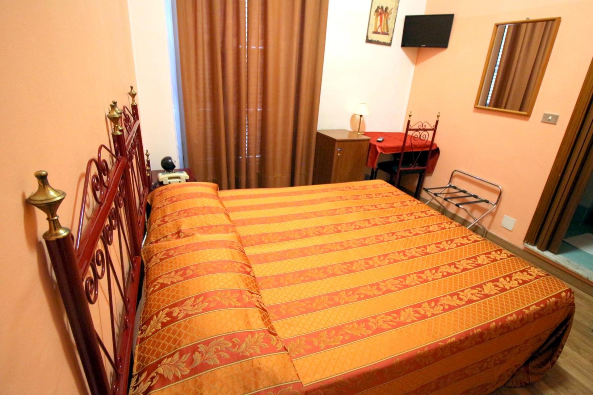 Economy Double Room - Photo 6