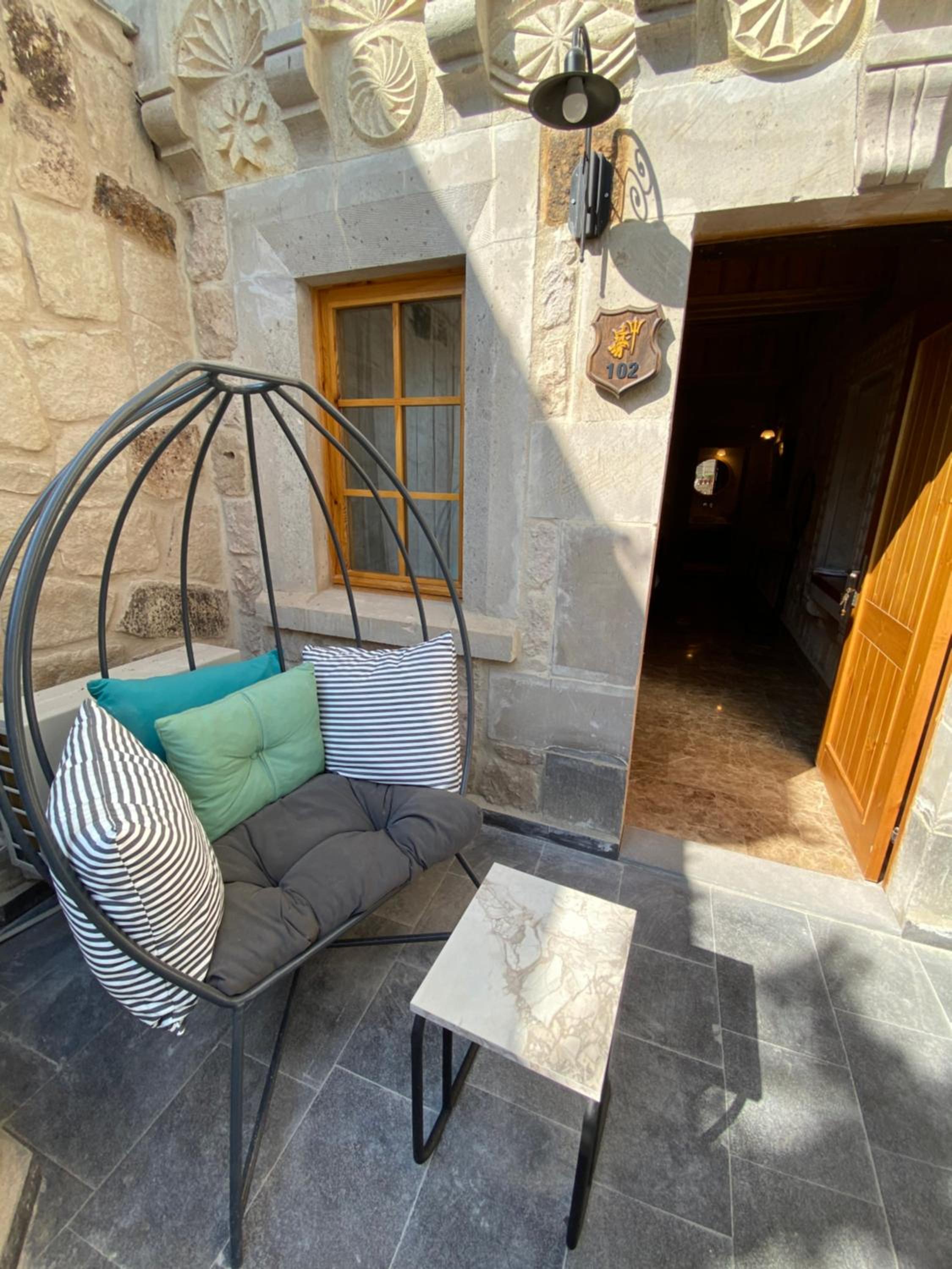 Stone Twin Room with Garden View - Photo 9