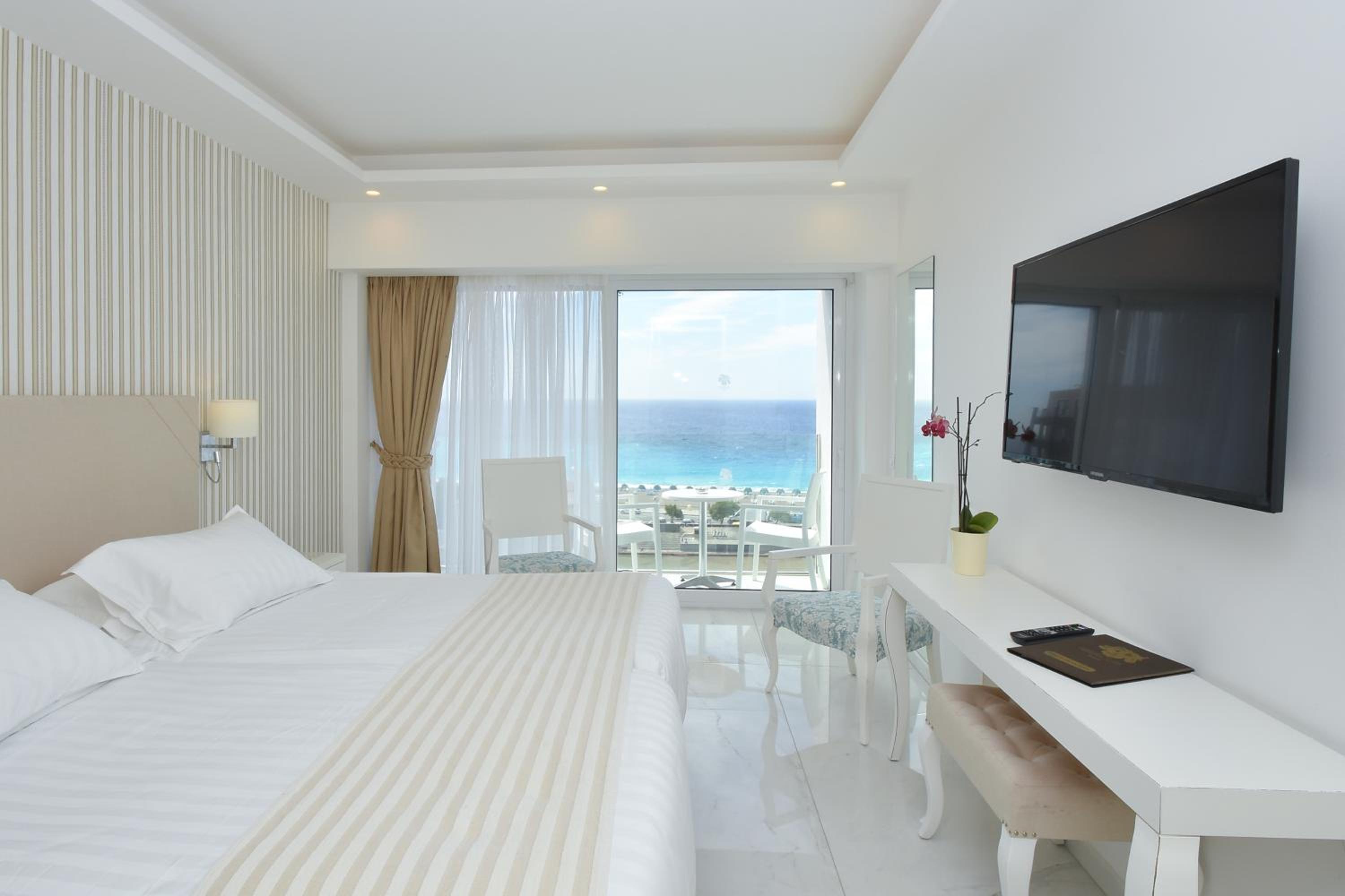 Double/Twin Room with Sea View - Photo 3