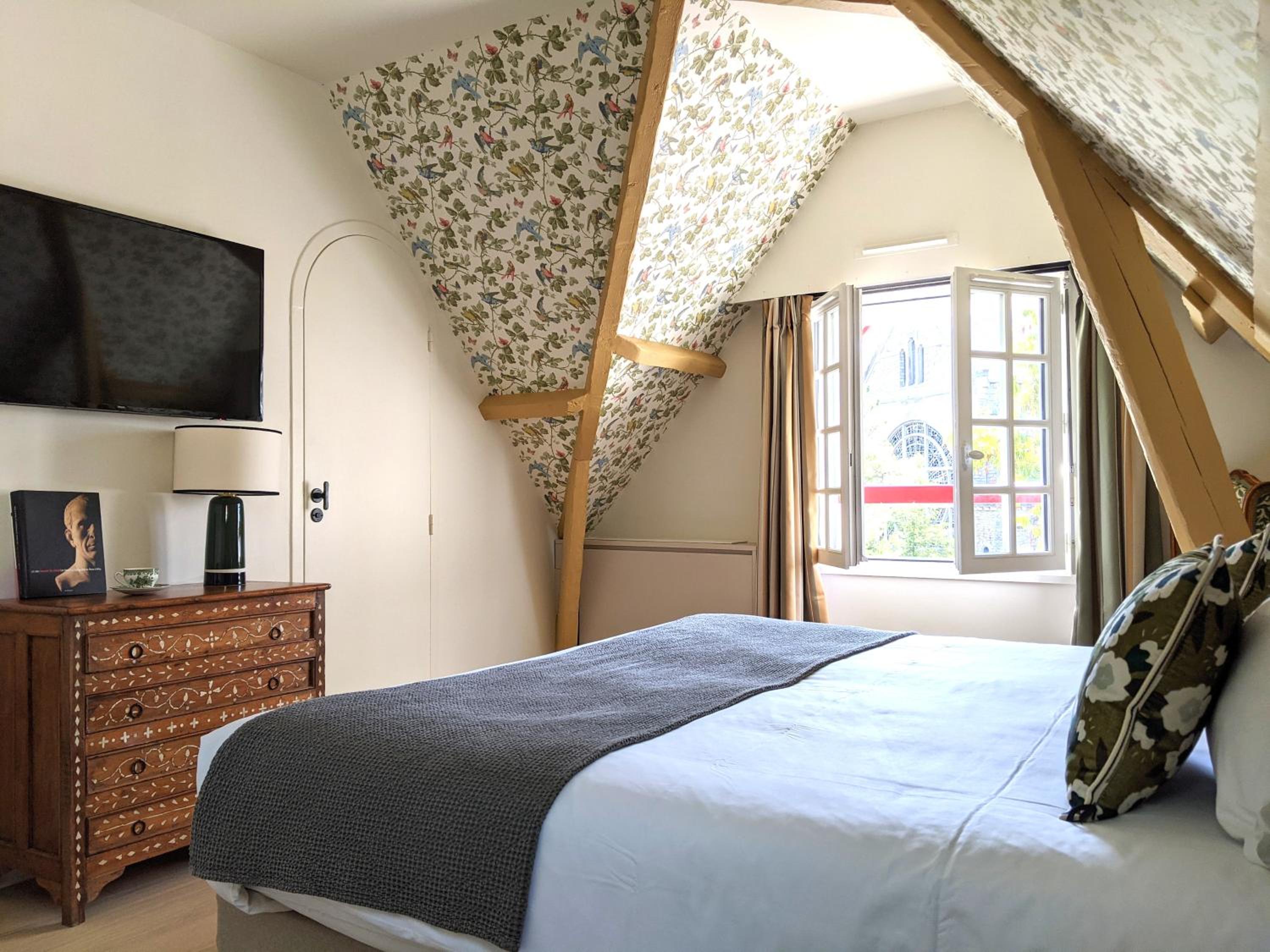 Suite - Photo 1