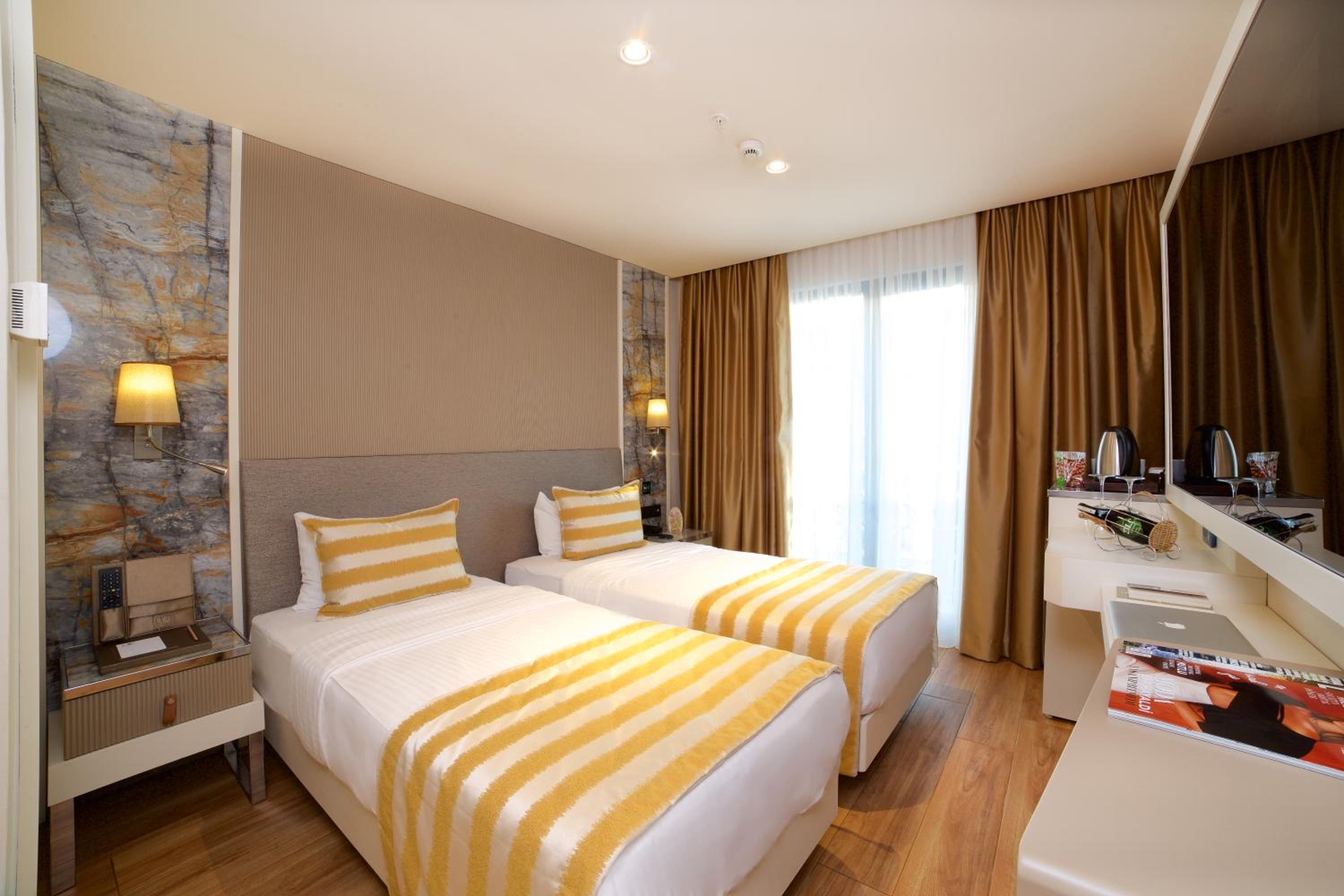 Deluxe Twin Bed Room with City View photo 2