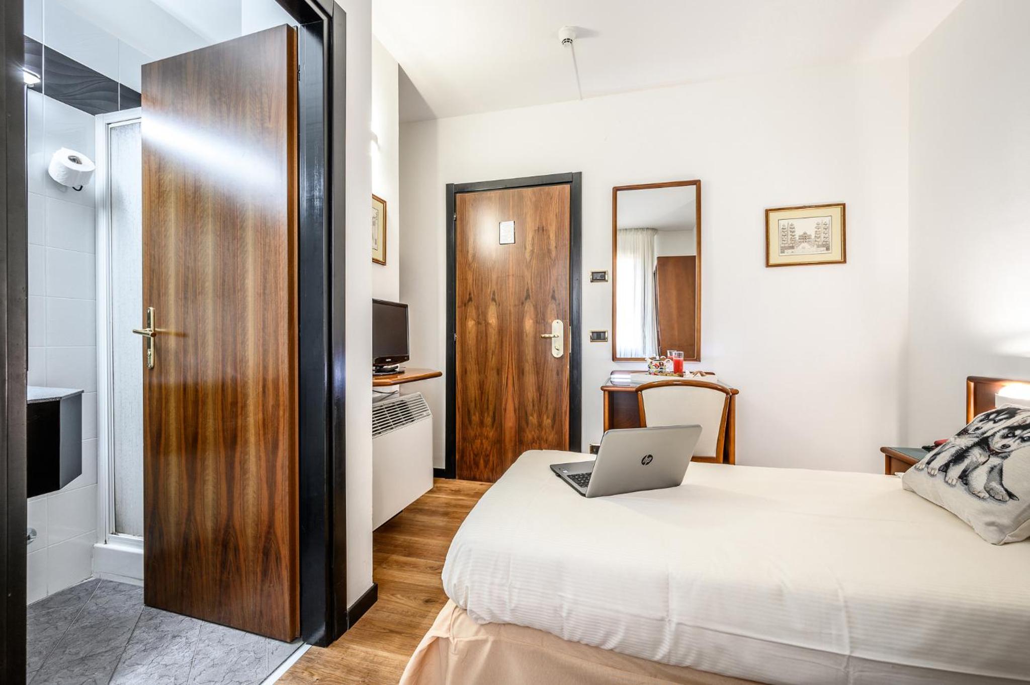 Small Single Room photo 3