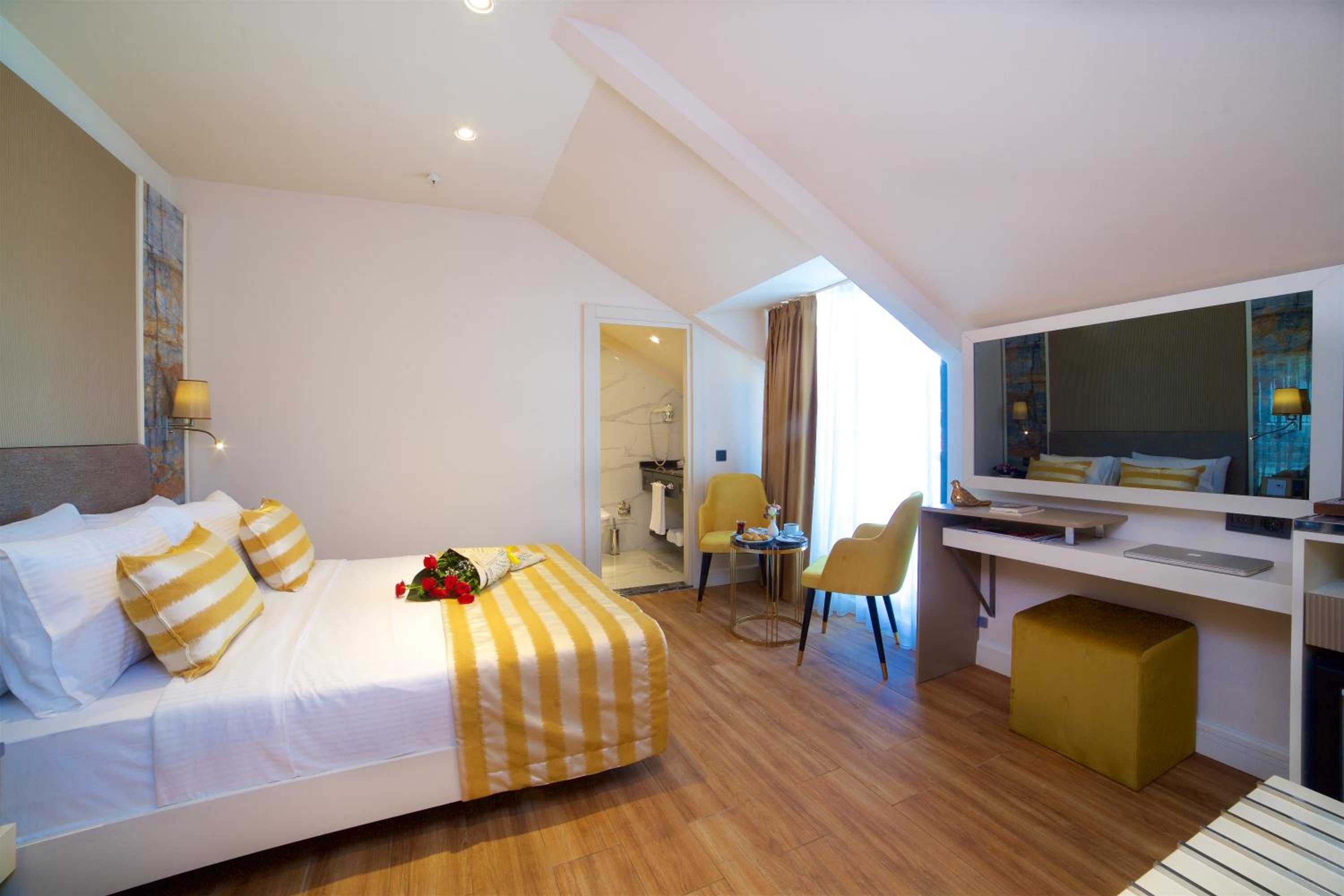 Deluxe King Bed Room with Balcony photo 1